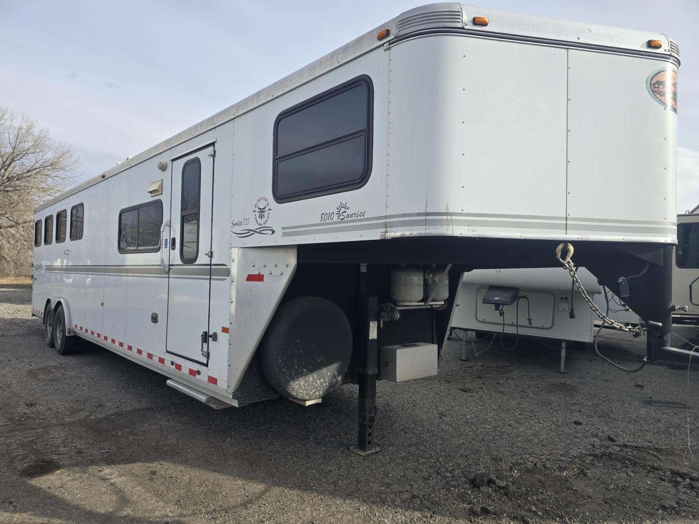 2007 White Sundowner Sunlite , located at 923 US HWY 87 E., Billings, MT, 59101, (406) 245-0456, 45.795788, -108.451881 - 2007 Sundowner Sunrise 8010 4 horse Located in Billings MT $29,900 This is an immaculate trailer!! Aluminum on aluminum, 4 horse slant, 8' wide, full bath shower toilet, mangers with storage underneath, escape door, fold down windows on front, sliders on back, rear collapsible tack, A/C, forced - Photo#0