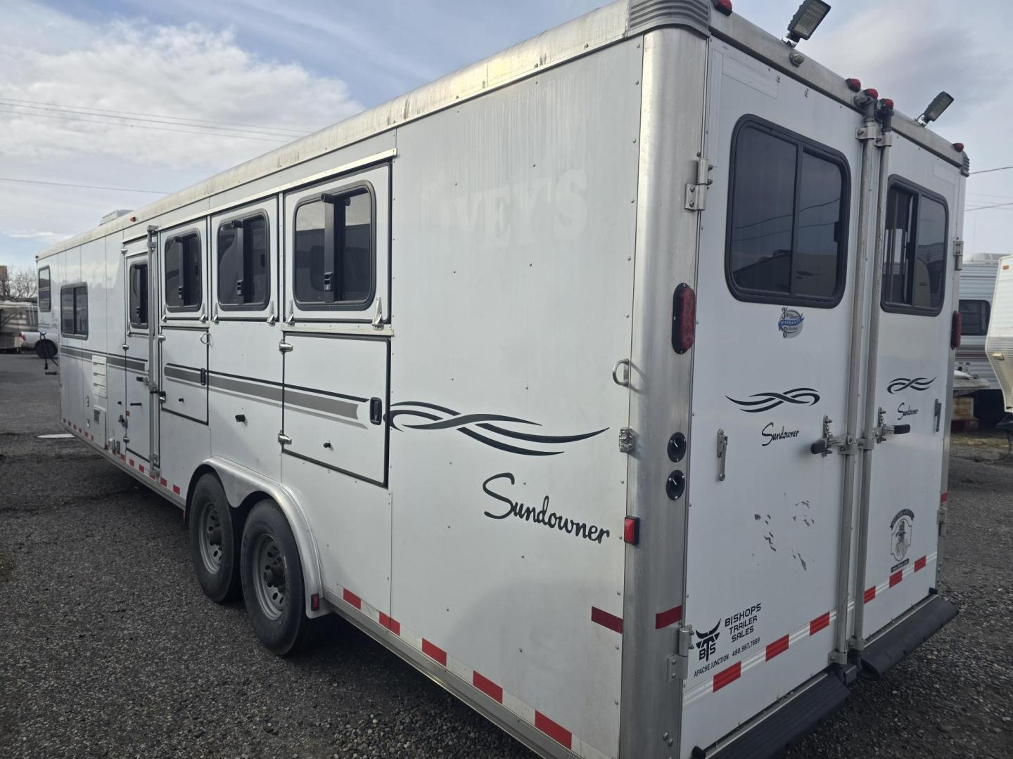 2007 White Sundowner Sunlite , located at 923 US HWY 87 E., Billings, MT, 59101, (406) 245-0456, 45.795788, -108.451881 - 2007 Sundowner Sunrise 8010 4 horse Located in Billings MT $29,900 This is an immaculate trailer!! Aluminum on aluminum, 4 horse slant, 8' wide, full bath shower toilet, mangers with storage underneath, escape door, fold down windows on front, sliders on back, rear collapsible tack, A/C, forced - Photo#2