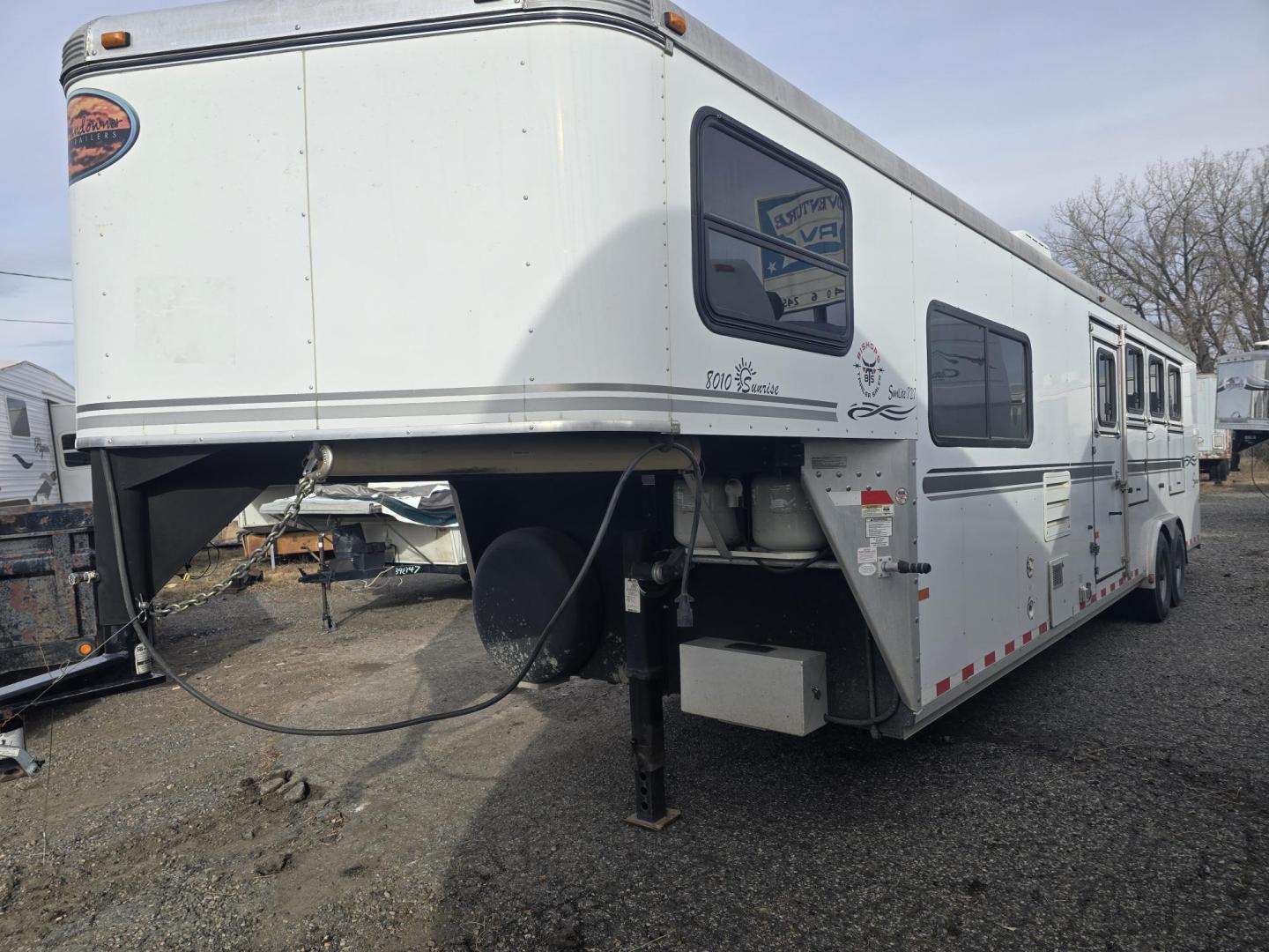 2007 White Sundowner Sunlite , located at 923 US HWY 87 E., Billings, MT, 59101, (406) 245-0456, 45.795788, -108.451881 - 2007 Sundowner Sunrise 8010 4 horse Located in Billings MT $29,900 This is an immaculate trailer!! Aluminum on aluminum, 4 horse slant, 8' wide, full bath shower toilet, mangers with storage underneath, escape door, fold down windows on front, sliders on back, rear collapsible tack, A/C, forced - Photo#1