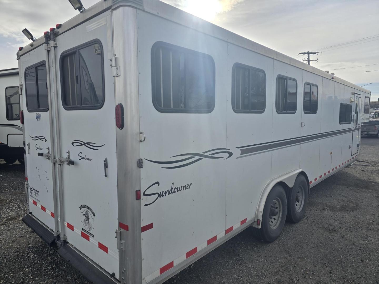 2007 White Sundowner Sunlite , located at 923 US HWY 87 E., Billings, MT, 59101, (406) 245-0456, 45.795788, -108.451881 - 2007 Sundowner Sunrise 8010 4 horse Located in Billings MT $29,900 This is an immaculate trailer!! Aluminum on aluminum, 4 horse slant, 8' wide, full bath shower toilet, mangers with storage underneath, escape door, fold down windows on front, sliders on back, rear collapsible tack, A/C, forced - Photo#3