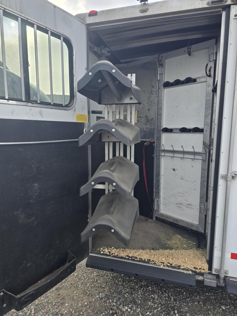 2007 White Sundowner Sunlite , located at 923 US HWY 87 E., Billings, MT, 59101, (406) 245-0456, 45.795788, -108.451881 - 2007 Sundowner Sunrise 8010 4 horse Located in Billings MT $29,900 This is an immaculate trailer!! Aluminum on aluminum, 4 horse slant, 8' wide, full bath shower toilet, mangers with storage underneath, escape door, fold down windows on front, sliders on back, rear collapsible tack, A/C, forced - Photo#5