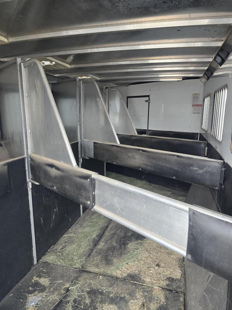 2007 White Sundowner Sunlite , located at 923 US HWY 87 E., Billings, MT, 59101, (406) 245-0456, 45.795788, -108.451881 - 2007 Sundowner Sunrise 8010 4 horse Located in Billings MT $29,900 This is an immaculate trailer!! Aluminum on aluminum, 4 horse slant, 8' wide, full bath shower toilet, mangers with storage underneath, escape door, fold down windows on front, sliders on back, rear collapsible tack, A/C, forced - Photo#6