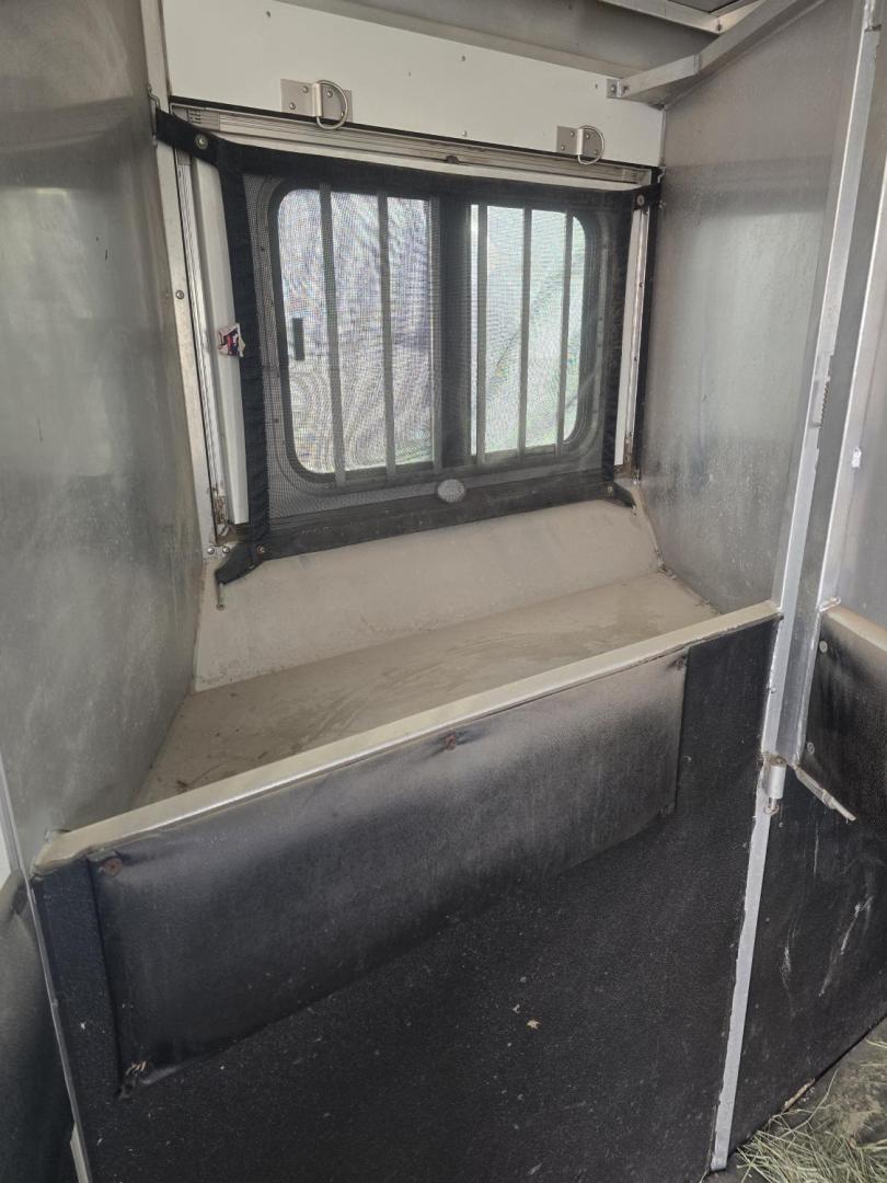 2007 White Sundowner Sunlite , located at 923 US HWY 87 E., Billings, MT, 59101, (406) 245-0456, 45.795788, -108.451881 - 2007 Sundowner Sunrise 8010 4 horse Located in Billings MT $29,900 This is an immaculate trailer!! Aluminum on aluminum, 4 horse slant, 8' wide, full bath shower toilet, mangers with storage underneath, escape door, fold down windows on front, sliders on back, rear collapsible tack, A/C, forced - Photo#7