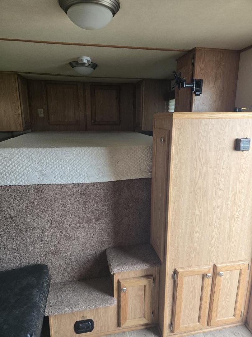 2007 White Sundowner Sunlite , located at 923 US HWY 87 E., Billings, MT, 59101, (406) 245-0456, 45.795788, -108.451881 - 2007 Sundowner Sunrise 8010 4 horse Located in Billings MT $29,900 This is an immaculate trailer!! Aluminum on aluminum, 4 horse slant, 8' wide, full bath shower toilet, mangers with storage underneath, escape door, fold down windows on front, sliders on back, rear collapsible tack, A/C, forced - Photo#10