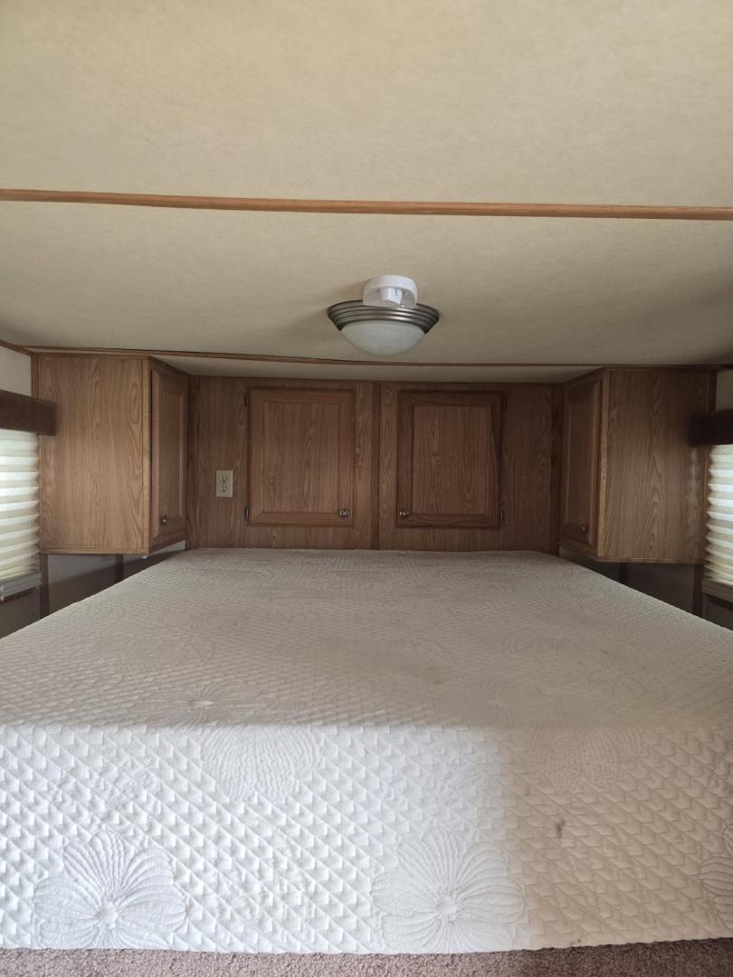 2007 White Sundowner Sunlite , located at 923 US HWY 87 E., Billings, MT, 59101, (406) 245-0456, 45.795788, -108.451881 - 2007 Sundowner Sunrise 8010 4 horse Located in Billings MT $29,900 This is an immaculate trailer!! Aluminum on aluminum, 4 horse slant, 8' wide, full bath shower toilet, mangers with storage underneath, escape door, fold down windows on front, sliders on back, rear collapsible tack, A/C, forced - Photo#9