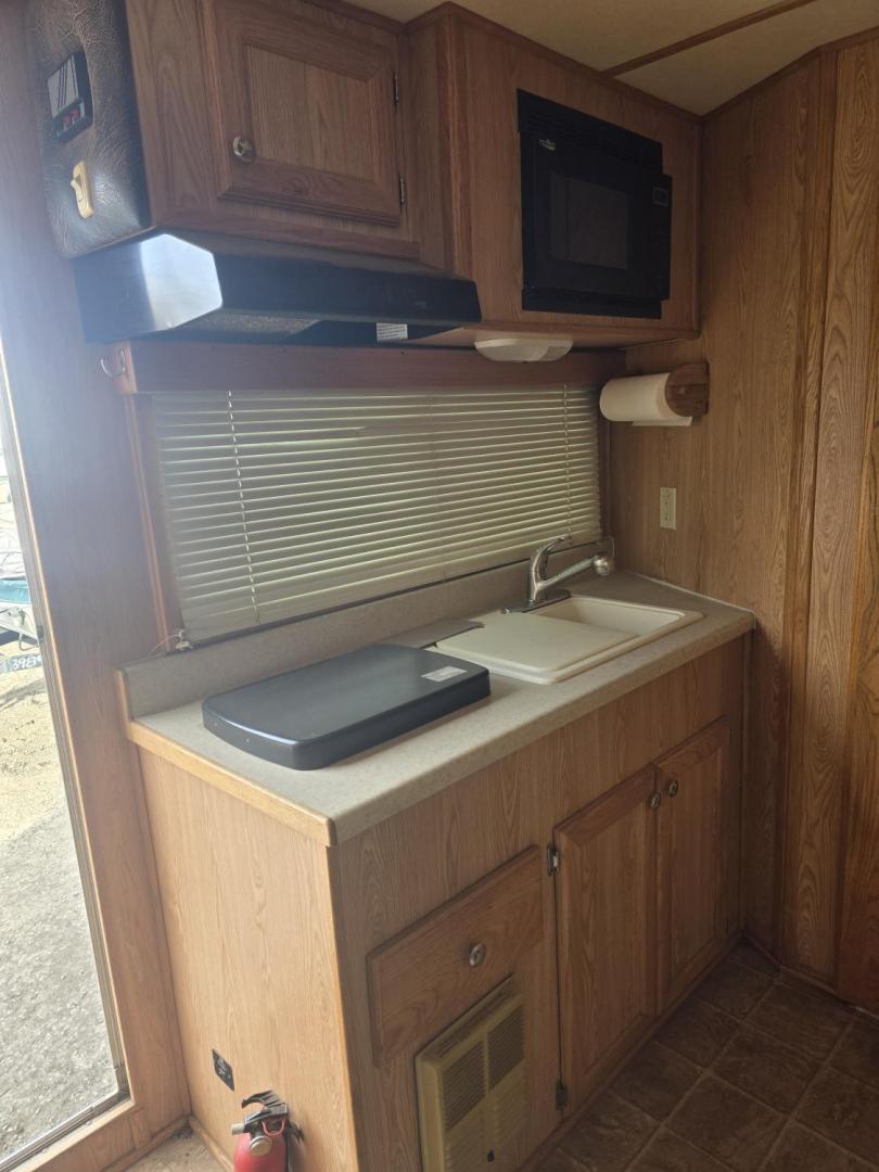 2007 White Sundowner Sunlite , located at 923 US HWY 87 E., Billings, MT, 59101, (406) 245-0456, 45.795788, -108.451881 - 2007 Sundowner Sunrise 8010 4 horse Located in Billings MT $29,900 This is an immaculate trailer!! Aluminum on aluminum, 4 horse slant, 8' wide, full bath shower toilet, mangers with storage underneath, escape door, fold down windows on front, sliders on back, rear collapsible tack, A/C, forced - Photo#12