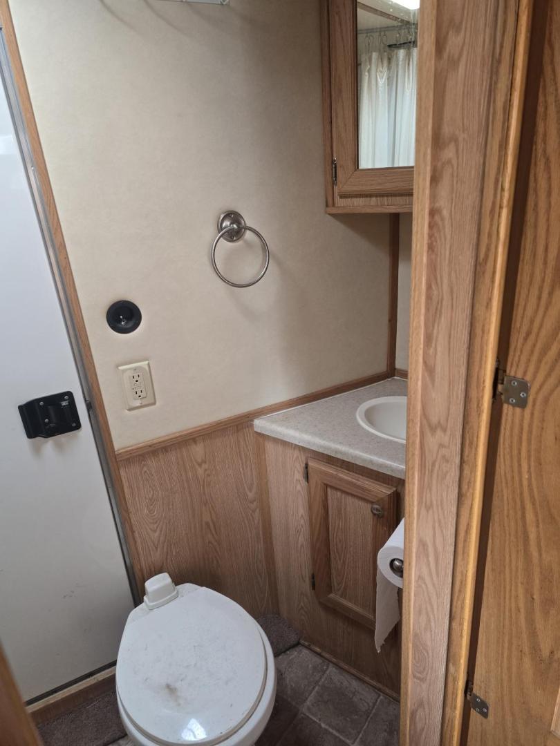 2007 White Sundowner Sunlite , located at 923 US HWY 87 E., Billings, MT, 59101, (406) 245-0456, 45.795788, -108.451881 - 2007 Sundowner Sunrise 8010 4 horse Located in Billings MT $29,900 This is an immaculate trailer!! Aluminum on aluminum, 4 horse slant, 8' wide, full bath shower toilet, mangers with storage underneath, escape door, fold down windows on front, sliders on back, rear collapsible tack, A/C, forced - Photo#15