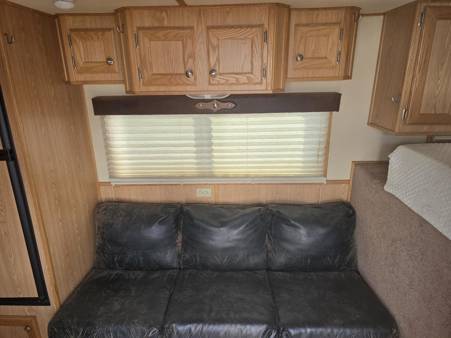 2007 White Sundowner Sunlite , located at 923 US HWY 87 E., Billings, MT, 59101, (406) 245-0456, 45.795788, -108.451881 - 2007 Sundowner Sunrise 8010 4 horse Located in Billings MT $29,900 This is an immaculate trailer!! Aluminum on aluminum, 4 horse slant, 8' wide, full bath shower toilet, mangers with storage underneath, escape door, fold down windows on front, sliders on back, rear collapsible tack, A/C, forced - Photo#11