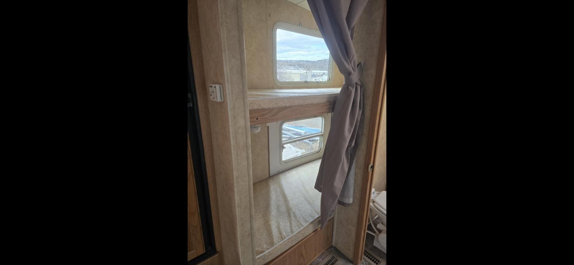 2006 White Pilgrim 5th wheel , located at 923 US HWY 87 E., Billings, MT, 59101, (406) 245-0456, 45.795788, -108.451881 - This is a very nice 1/2 ton towable 27' fifth wheel with a full super slide. Front queen walk around bed and rear double bunks. Couch and booth dynette both make into beds, could sleep 8. flipped axles for clearance, a/c, forced air heat, hot water, inside/outside showers, full bath shower toilet a - Photo#7
