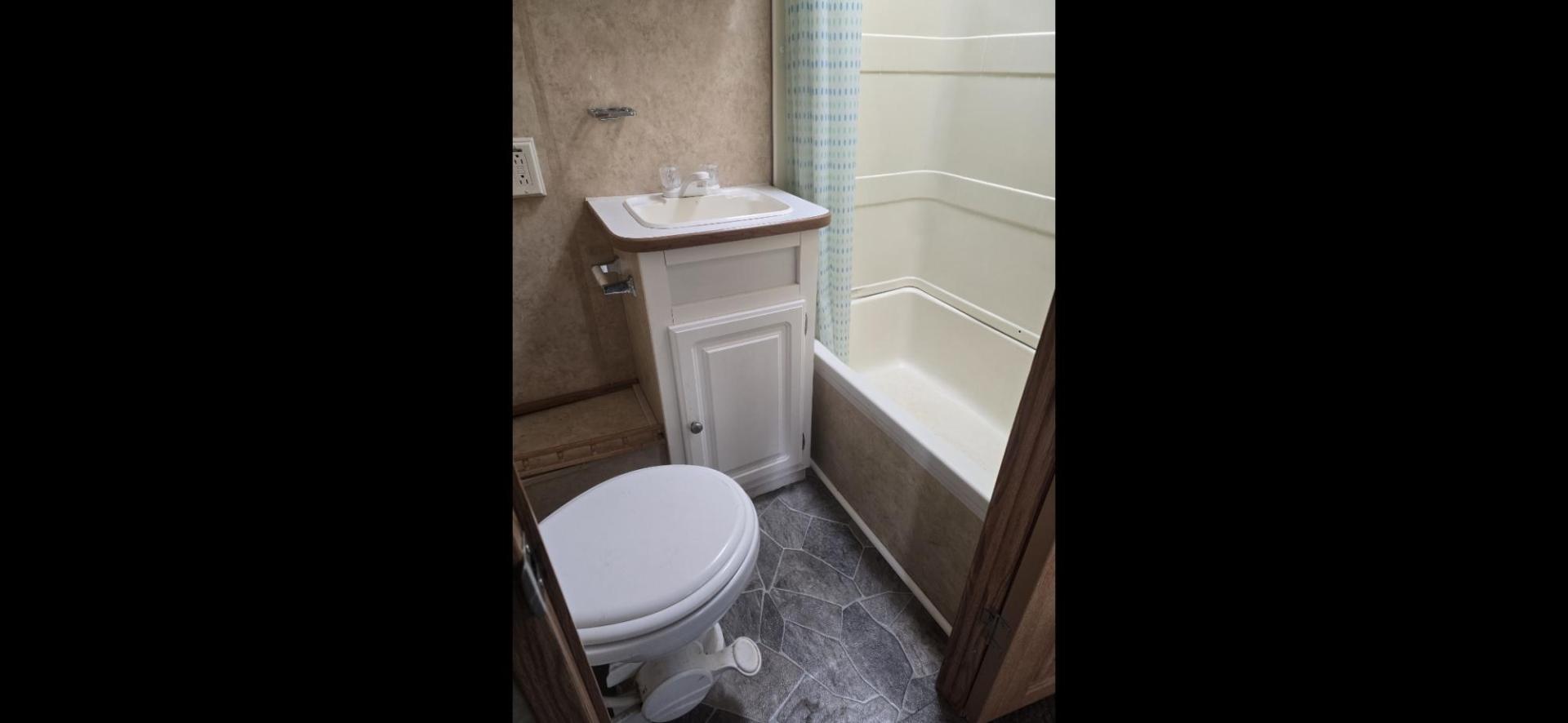 2006 White Pilgrim 5th wheel , located at 923 US HWY 87 E., Billings, MT, 59101, (406) 245-0456, 45.795788, -108.451881 - This is a very nice 1/2 ton towable 27' fifth wheel with a full super slide. Front queen walk around bed and rear double bunks. Couch and booth dynette both make into beds, could sleep 8. flipped axles for clearance, a/c, forced air heat, hot water, inside/outside showers, full bath shower toilet a - Photo#8