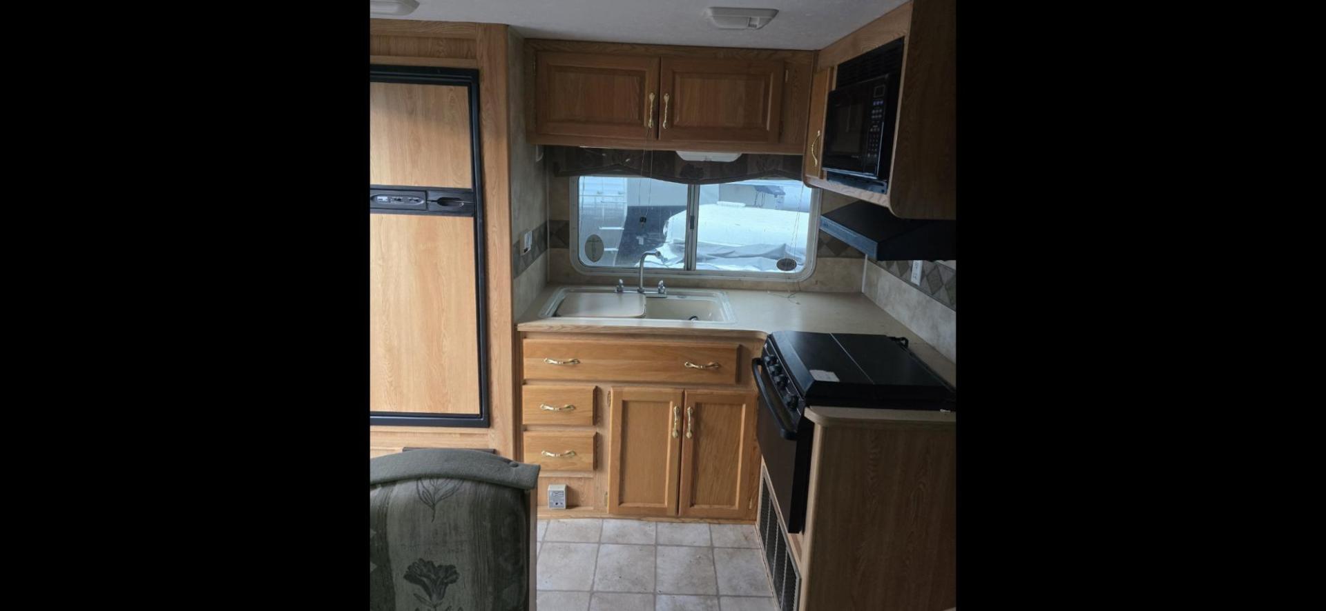 2003 White Keystone Hornet , located at 923 US HWY 87 E., Billings, MT, 59101, (406) 245-0456, 45.795788, -108.451881 - 2003 Keystone Hornet $4995 Located in Billings MT 25' travel trailer with a slide. 1/2 ton towable with dry weight 4720 lbs. Rear kitchen with front queen bed. Jack knife couch and booth dinette both make into beds. Could sleep 6. A/C, hot water, forced air heat. Full bath, shower, toilet. Wir - Photo#2