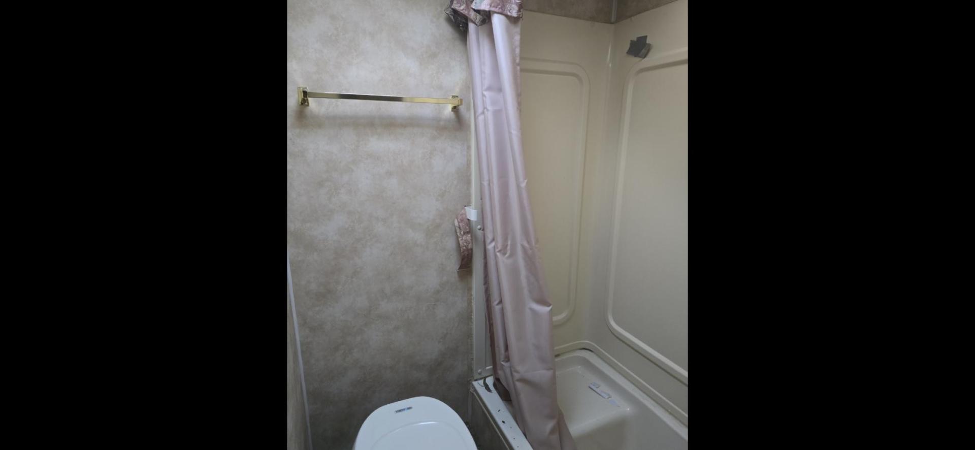 2003 White Keystone Hornet , located at 923 US HWY 87 E., Billings, MT, 59101, (406) 245-0456, 45.795788, -108.451881 - 2003 Keystone Hornet $4995 Located in Billings MT 25' travel trailer with a slide. 1/2 ton towable with dry weight 4720 lbs. Rear kitchen with front queen bed. Jack knife couch and booth dinette both make into beds. Could sleep 6. A/C, hot water, forced air heat. Full bath, shower, toilet. Wir - Photo#7