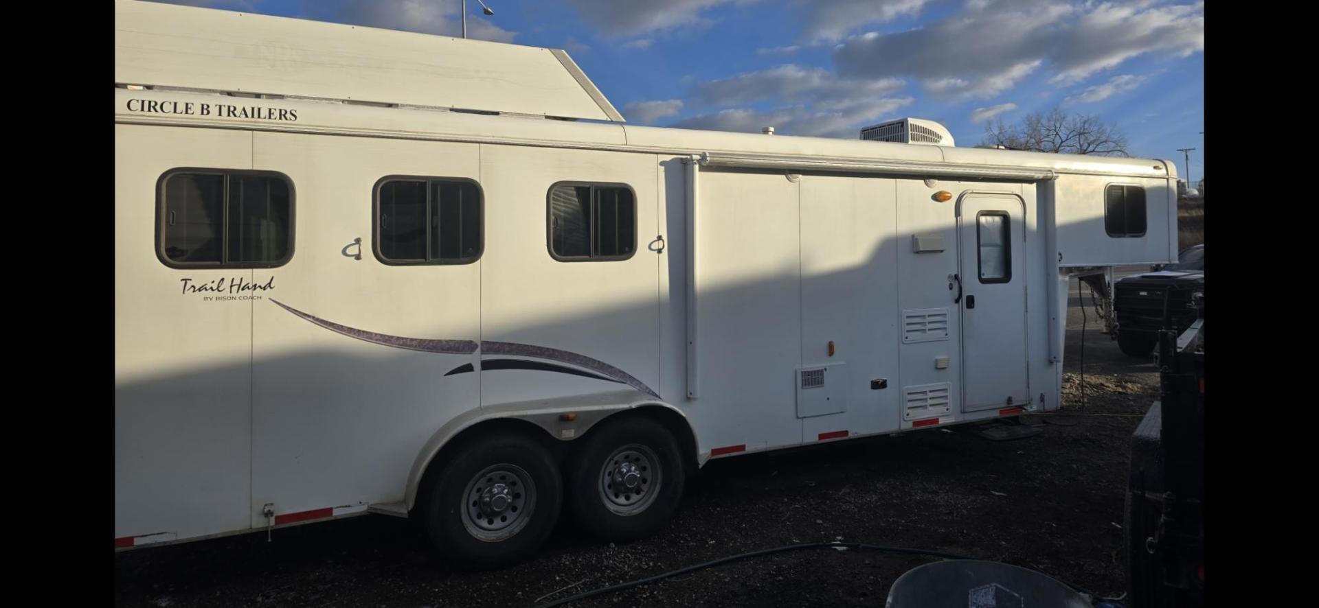 2014 White Bison Trailers Hand 380TH , located at 923 US HWY 87 E., Billings, MT, 59101, (406) 245-0456, 45.795788, -108.451881 - 2014 Bison Trail Hand 3 Horse Located in Billings MT $24,500 3 horse slant, 380TH, aluminum on aluminum, 7' Wide, hay rack, stud wall, full living quarters, bath, shower, toilet, a/c, hot water, furnace. Front queen bed and and jackknife couch makes into bed. Rear tack is collapsible. Front fold - Photo#0