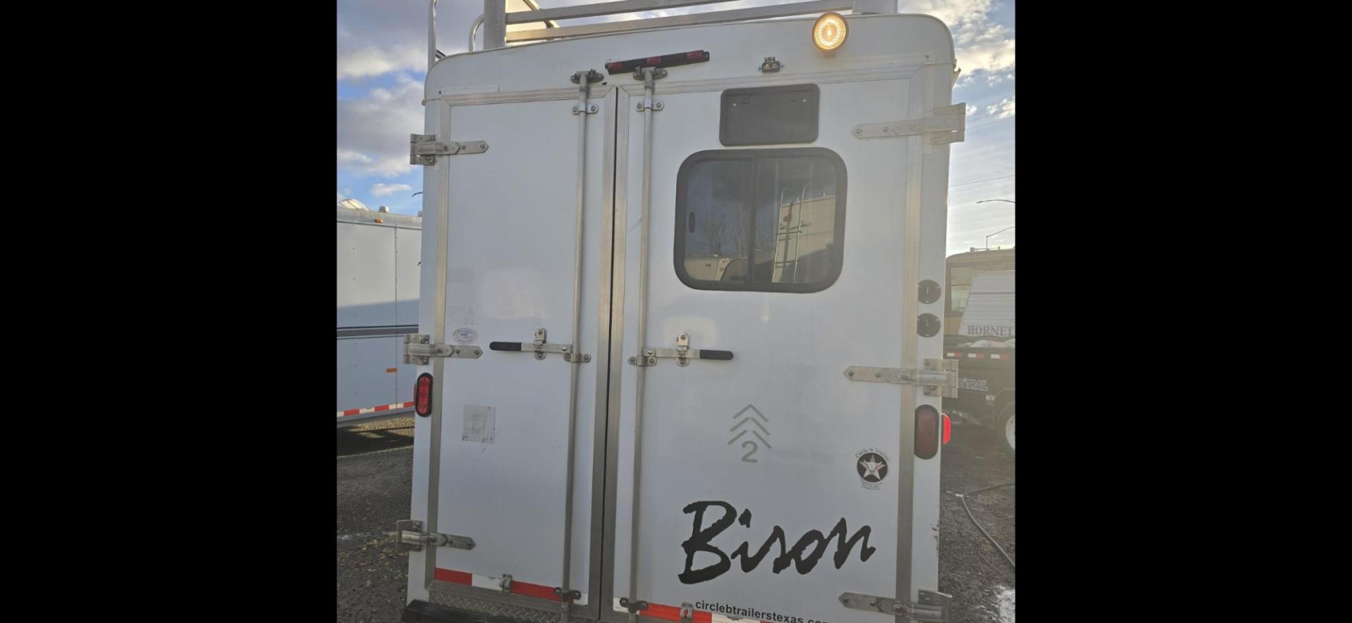 2014 White Bison Trailers Hand 380TH , located at 923 US HWY 87 E., Billings, MT, 59101, (406) 245-0456, 45.795788, -108.451881 - 2014 Bison Trail Hand 3 Horse Located in Billings MT $24,500 3 horse slant, 380TH, aluminum on aluminum, 7' Wide, hay rack, stud wall, full living quarters, bath, shower, toilet, a/c, hot water, furnace. Front queen bed and and jackknife couch makes into bed. Rear tack is collapsible. Front fold - Photo#1