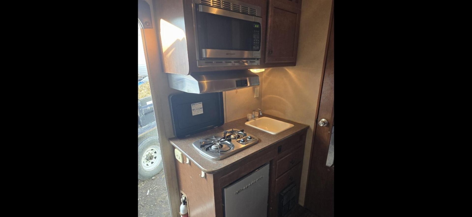 2014 White Bison Trailers Hand 380TH , located at 923 US HWY 87 E., Billings, MT, 59101, (406) 245-0456, 45.795788, -108.451881 - 2014 Bison Trail Hand 3 Horse Located in Billings MT $24,500 3 horse slant, 380TH, aluminum on aluminum, 7' Wide, hay rack, stud wall, full living quarters, bath, shower, toilet, a/c, hot water, furnace. Front queen bed and and jackknife couch makes into bed. Rear tack is collapsible. Front fold - Photo#8