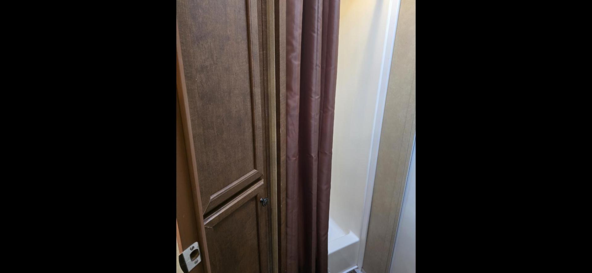 2014 White Bison Trailers Hand 380TH , located at 923 US HWY 87 E., Billings, MT, 59101, (406) 245-0456, 45.795788, -108.451881 - 2014 Bison Trail Hand 3 Horse Located in Billings MT $24,500 3 horse slant, 380TH, aluminum on aluminum, 7' Wide, hay rack, stud wall, full living quarters, bath, shower, toilet, a/c, hot water, furnace. Front queen bed and and jackknife couch makes into bed. Rear tack is collapsible. Front fold - Photo#9