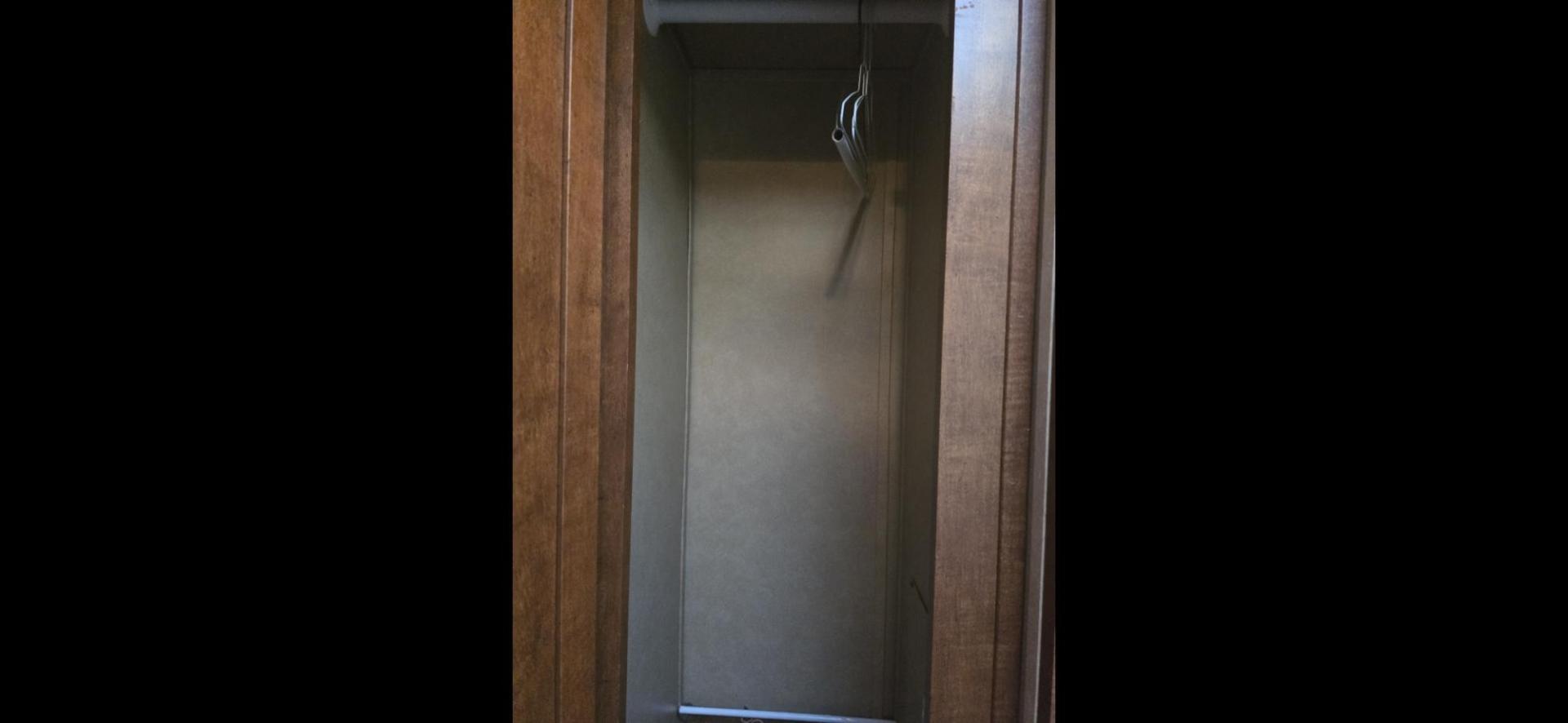 2014 White Bison Trailers Hand 380TH , located at 923 US HWY 87 E., Billings, MT, 59101, (406) 245-0456, 45.795788, -108.451881 - 2014 Bison Trail Hand 3 Horse Located in Billings MT $24,500 3 horse slant, 380TH, aluminum on aluminum, 7' Wide, hay rack, stud wall, full living quarters, bath, shower, toilet, a/c, hot water, furnace. Front queen bed and and jackknife couch makes into bed. Rear tack is collapsible. Front fold - Photo#11