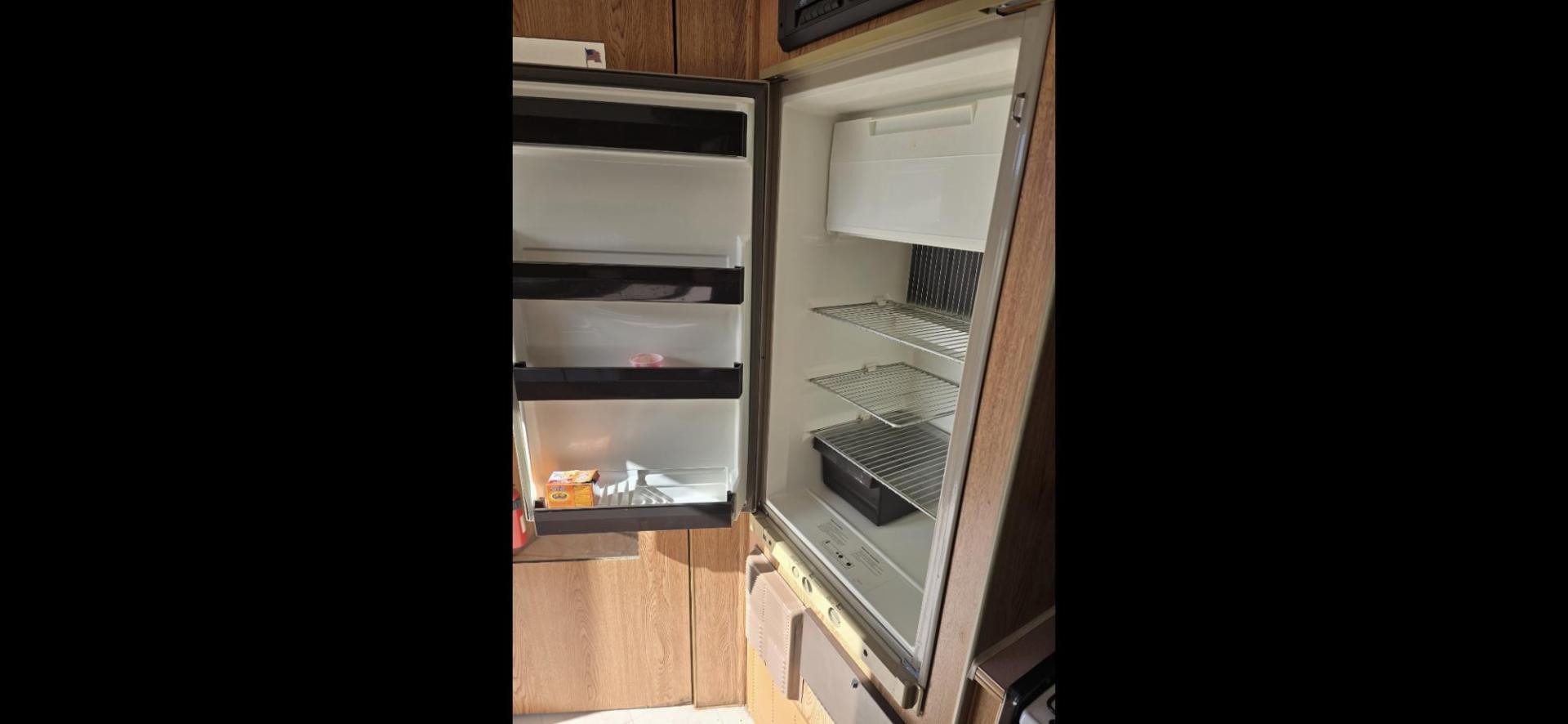 1993 White Fleetwood Wilderness , located at 923 US HWY 87 E., Billings, MT, 59101, (406) 245-0456, 45.795788, -108.451881 - 1993 Fleetwood Wilderness CAMPING ON A BUDGET!!! 19' travel trailer that is 1/2 ton towable. Booth dinette and Jack knife couch both make into beds. Full bath, shower toilet, AC, furnace. Nice sized refrigerator, front viewing window, 6 gal hot water heater. WE CERTIFY OUR USED TRAILERS!!! John - Photo#9