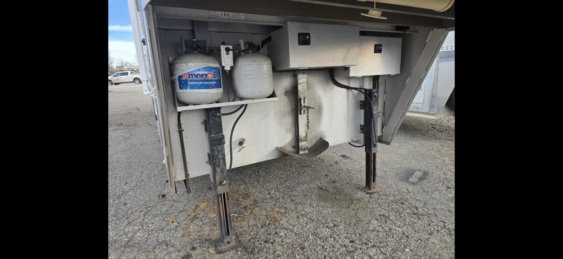 2006 White Exiss 3 Horse LQ , located at 923 US HWY 87 E., Billings, MT, 59101, (406) 245-0456, 45.795788, -108.451881 - Photo#2