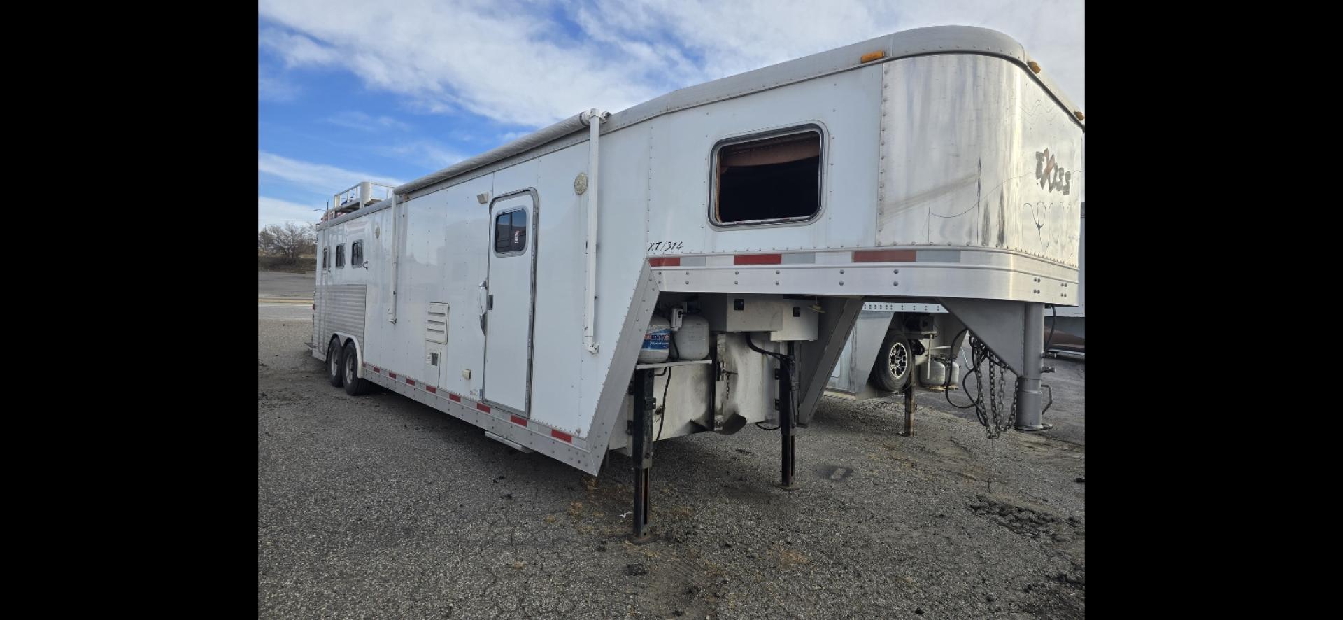 2006 White Exiss 3 Horse LQ , located at 923 US HWY 87 E., Billings, MT, 59101, (406) 245-0456, 45.795788, -108.451881 - Photo#1