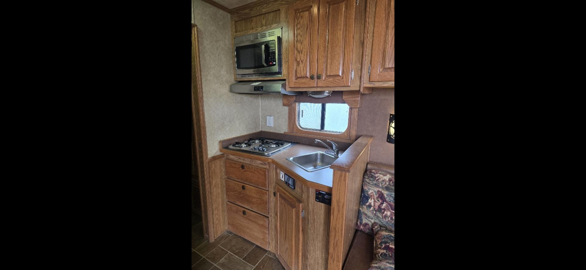 2006 White Exiss 3 Horse LQ , located at 923 US HWY 87 E., Billings, MT, 59101, (406) 245-0456, 45.795788, -108.451881 - Photo#7