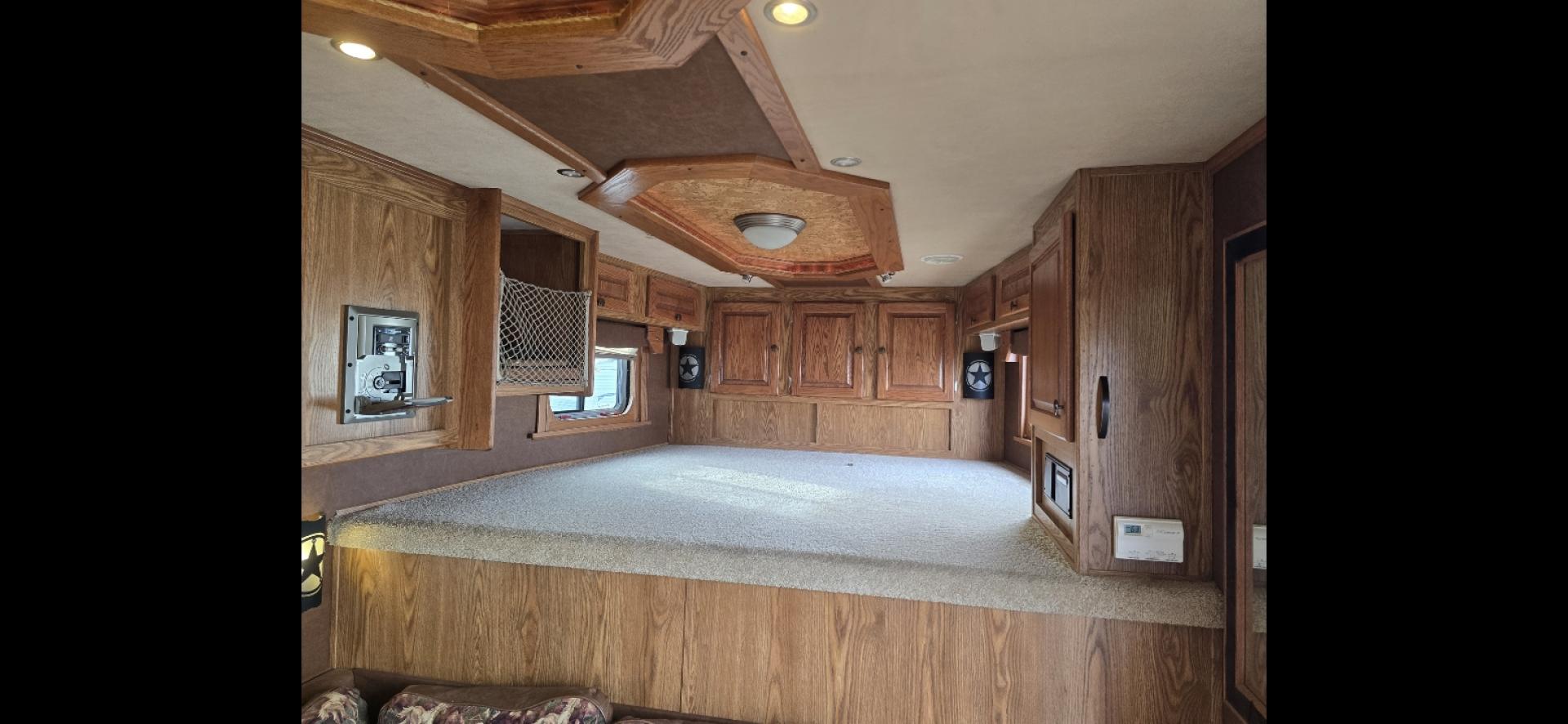 2006 White Exiss 3 Horse LQ , located at 923 US HWY 87 E., Billings, MT, 59101, (406) 245-0456, 45.795788, -108.451881 - Photo#5