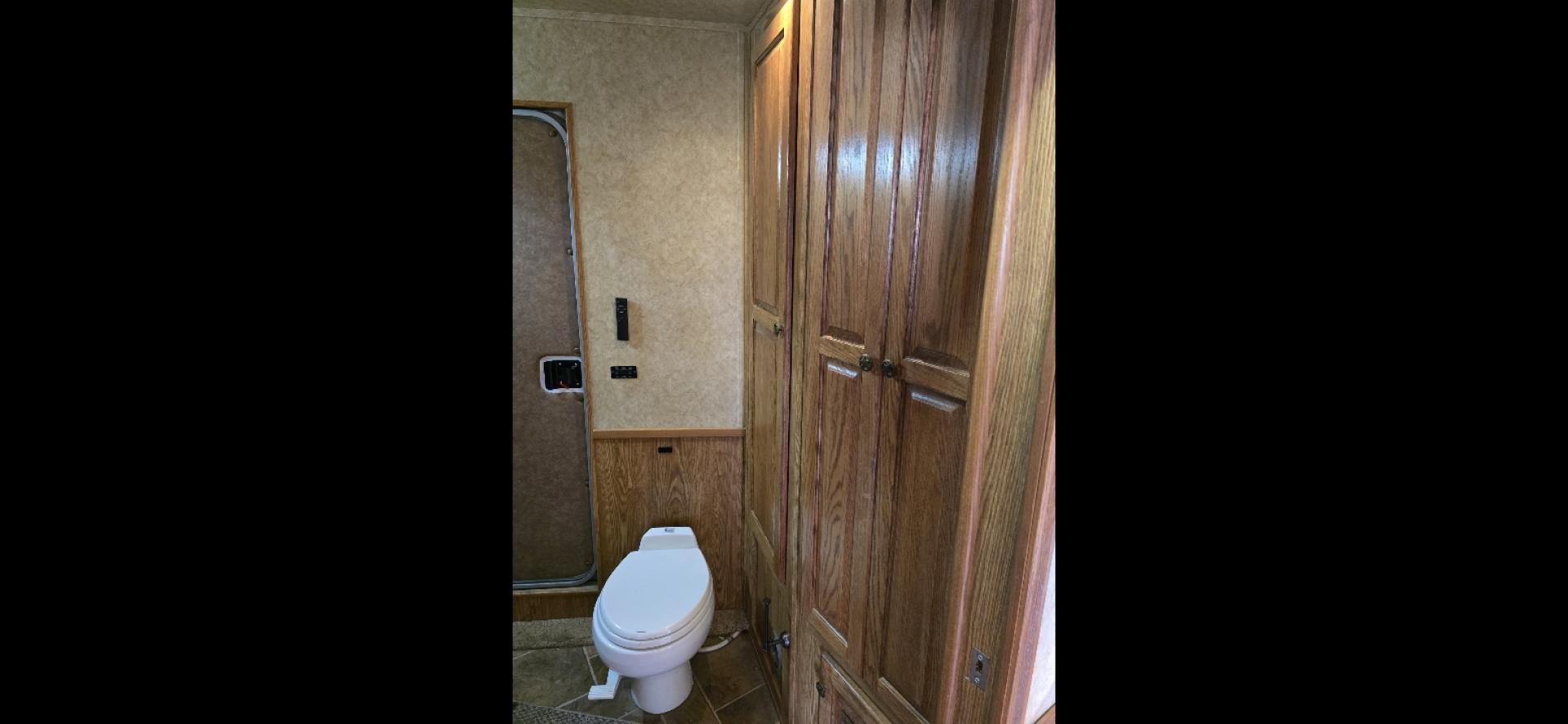 2006 White Exiss 3 Horse LQ , located at 923 US HWY 87 E., Billings, MT, 59101, (406) 245-0456, 45.795788, -108.451881 - Photo#12