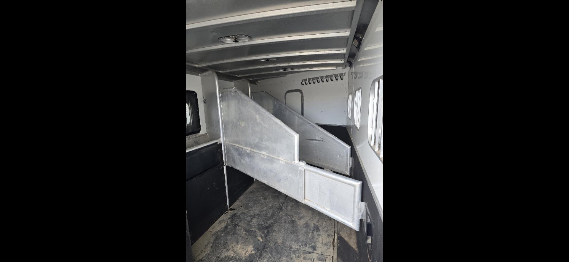 2006 White Exiss 3 Horse LQ , located at 923 US HWY 87 E., Billings, MT, 59101, (406) 245-0456, 45.795788, -108.451881 - Photo#15