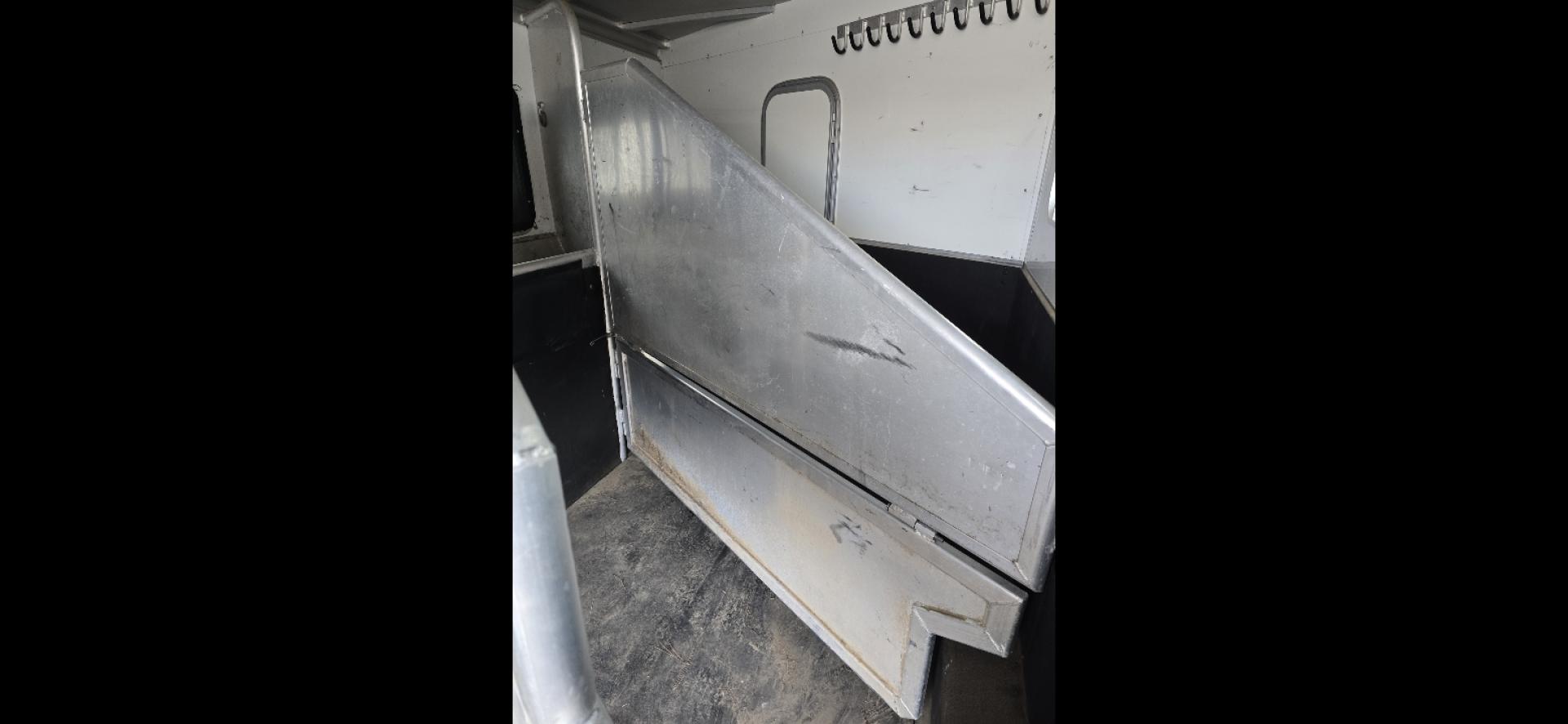 2006 White Exiss 3 Horse LQ , located at 923 US HWY 87 E., Billings, MT, 59101, (406) 245-0456, 45.795788, -108.451881 - Photo#16