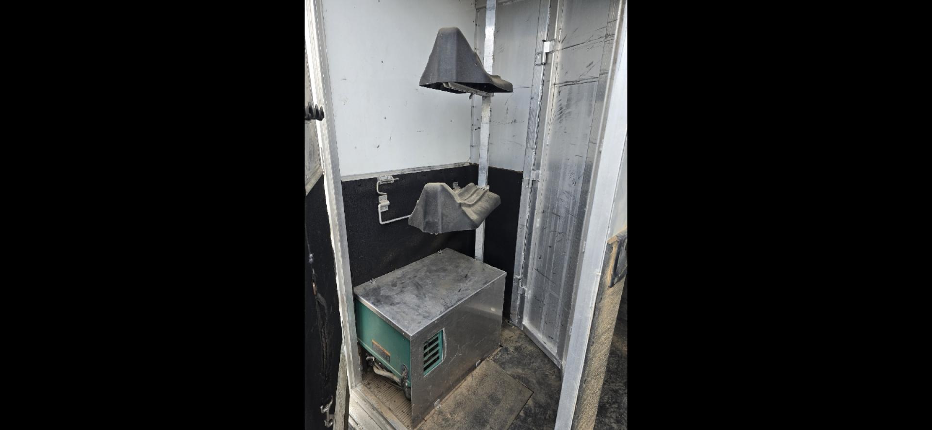 2006 White Exiss 3 Horse LQ , located at 923 US HWY 87 E., Billings, MT, 59101, (406) 245-0456, 45.795788, -108.451881 - Photo#19