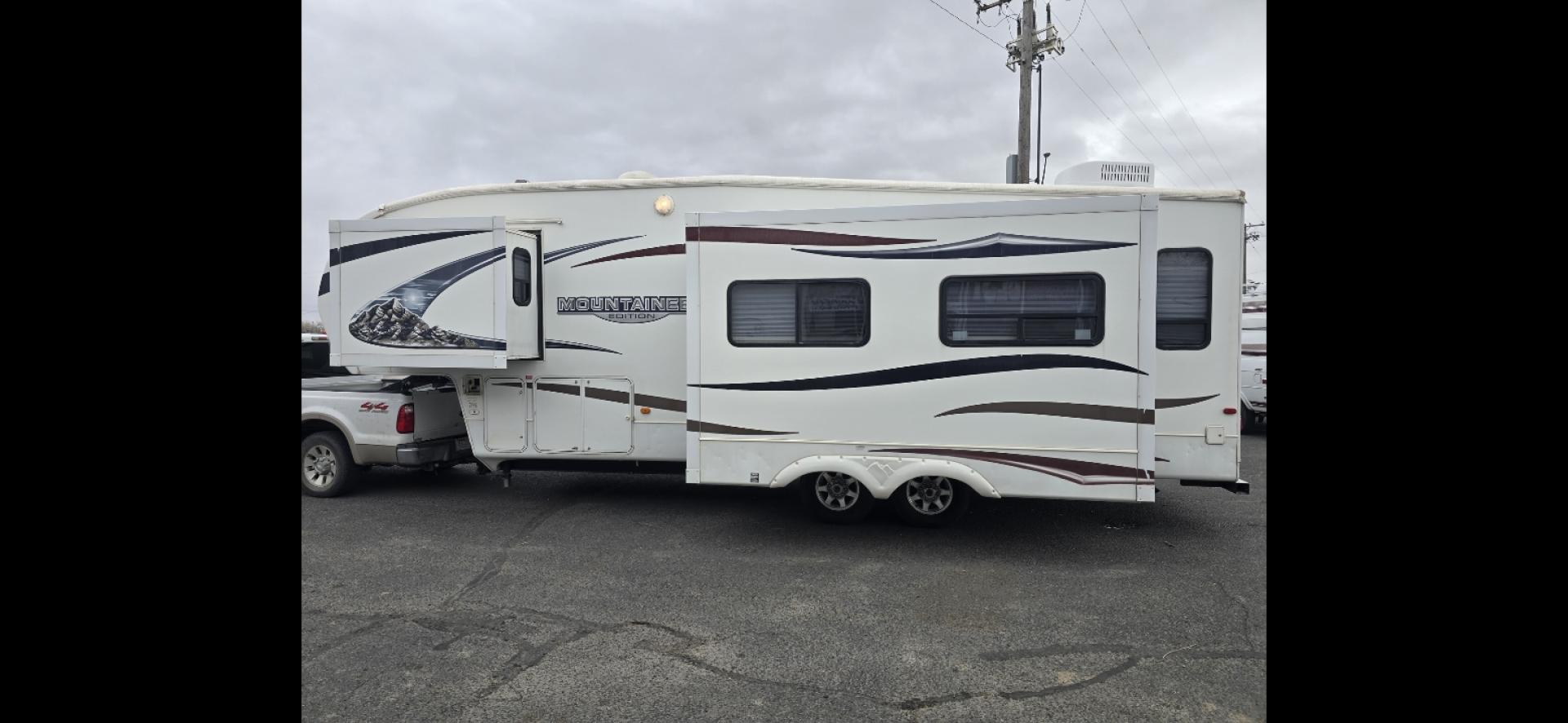 2010 White Keystone MT Mountaineer , located at 923 US HWY 87 E., Billings, MT, 59101, (406) 245-0456, 45.795788, -108.451881 - 2010 Keystone Montana Montaineer Located in Billings MT $12,500 This is an absolutely gorgeous 5th wheel trailer. 31' long, 2 slides, rear living room with two chairs, front queen walk around bed, Designer closet, couch makes into a bed, could sleep 4. Auto front and rear jacks, 4 season, he - Photo#1