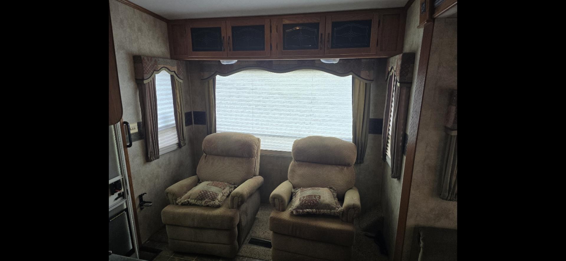 2010 White Keystone MT Mountaineer , located at 923 US HWY 87 E., Billings, MT, 59101, (406) 245-0456, 45.795788, -108.451881 - 2010 Keystone Montana Montaineer Located in Billings MT $12,500 This is an absolutely gorgeous 5th wheel trailer. 31' long, 2 slides, rear living room with two chairs, front queen walk around bed, Designer closet, couch makes into a bed, could sleep 4. Auto front and rear jacks, 4 season, he - Photo#5