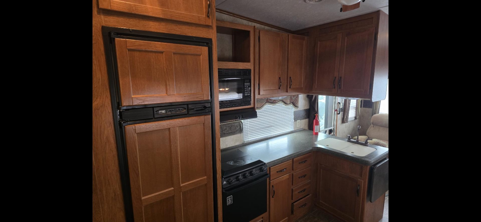 2010 White Keystone MT Mountaineer , located at 923 US HWY 87 E., Billings, MT, 59101, (406) 245-0456, 45.795788, -108.451881 - 2010 Keystone Montana Montaineer Located in Billings MT $12,500 This is an absolutely gorgeous 5th wheel trailer. 31' long, 2 slides, rear living room with two chairs, front queen walk around bed, Designer closet, couch makes into a bed, could sleep 4. Auto front and rear jacks, 4 season, he - Photo#6