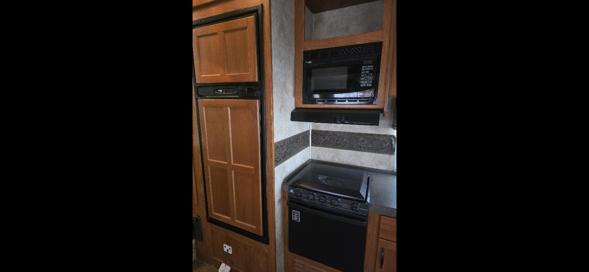 2010 White Keystone MT Mountaineer , located at 923 US HWY 87 E., Billings, MT, 59101, (406) 245-0456, 45.795788, -108.451881 - 2010 Keystone Montana Montaineer Located in Billings MT $12,500 This is an absolutely gorgeous 5th wheel trailer. 31' long, 2 slides, rear living room with two chairs, front queen walk around bed, Designer closet, couch makes into a bed, could sleep 4. Auto front and rear jacks, 4 season, he - Photo#8