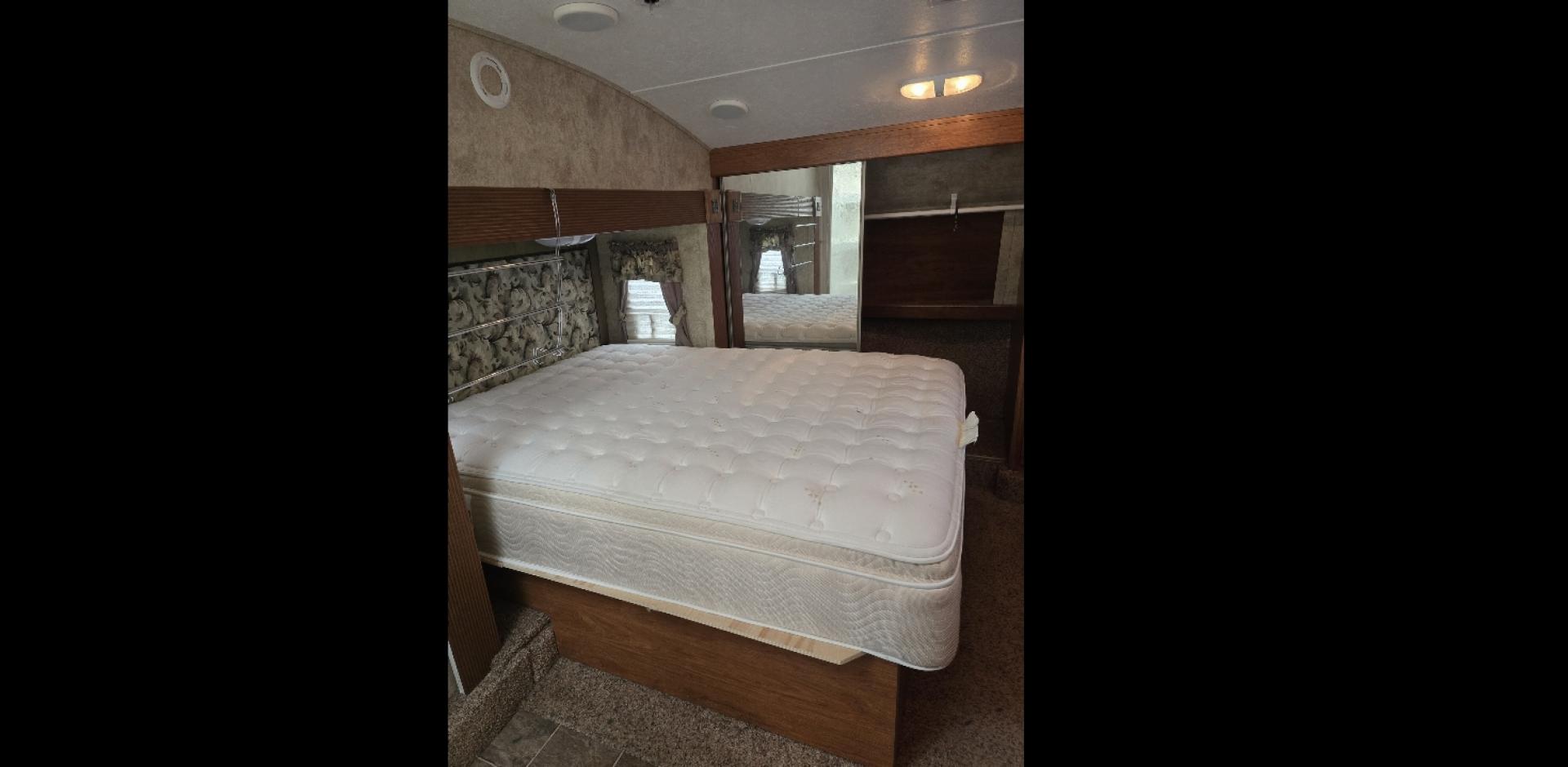 2010 White Keystone MT Mountaineer , located at 923 US HWY 87 E., Billings, MT, 59101, (406) 245-0456, 45.795788, -108.451881 - 2010 Keystone Montana Montaineer Located in Billings MT $12,500 This is an absolutely gorgeous 5th wheel trailer. 31' long, 2 slides, rear living room with two chairs, front queen walk around bed, Designer closet, couch makes into a bed, could sleep 4. Auto front and rear jacks, 4 season, he - Photo#10