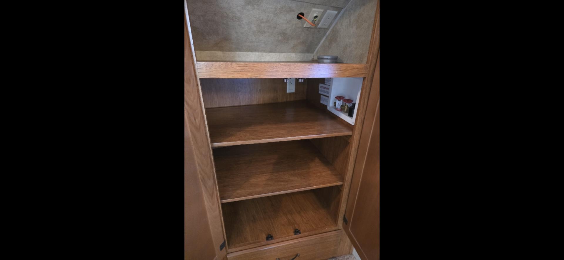 2010 White Keystone MT Mountaineer , located at 923 US HWY 87 E., Billings, MT, 59101, (406) 245-0456, 45.795788, -108.451881 - 2010 Keystone Montana Montaineer Located in Billings MT $12,500 This is an absolutely gorgeous 5th wheel trailer. 31' long, 2 slides, rear living room with two chairs, front queen walk around bed, Designer closet, couch makes into a bed, could sleep 4. Auto front and rear jacks, 4 season, he - Photo#12