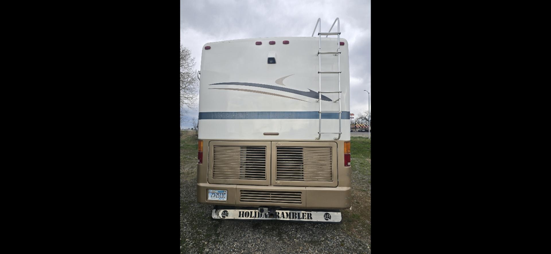2002 White Holiday Rambler Endeavor , Automatic transmission, located at 923 US HWY 87 E., Billings, MT, 59101, (406) 245-0456, 45.795788, -108.451881 - 2002 Holiday Endeavor Diesel Pusher Located in Billings MT $38,900 This is an extremely nice clean Class A motor home with 2 slides and only 65,088 miles. 3 Owners with most recent at 5 years. 330 hsp Cummins and 6 speed Allison tranny. Backup camera, leveling jacks, 7500 Onan generator, d - Photo#3