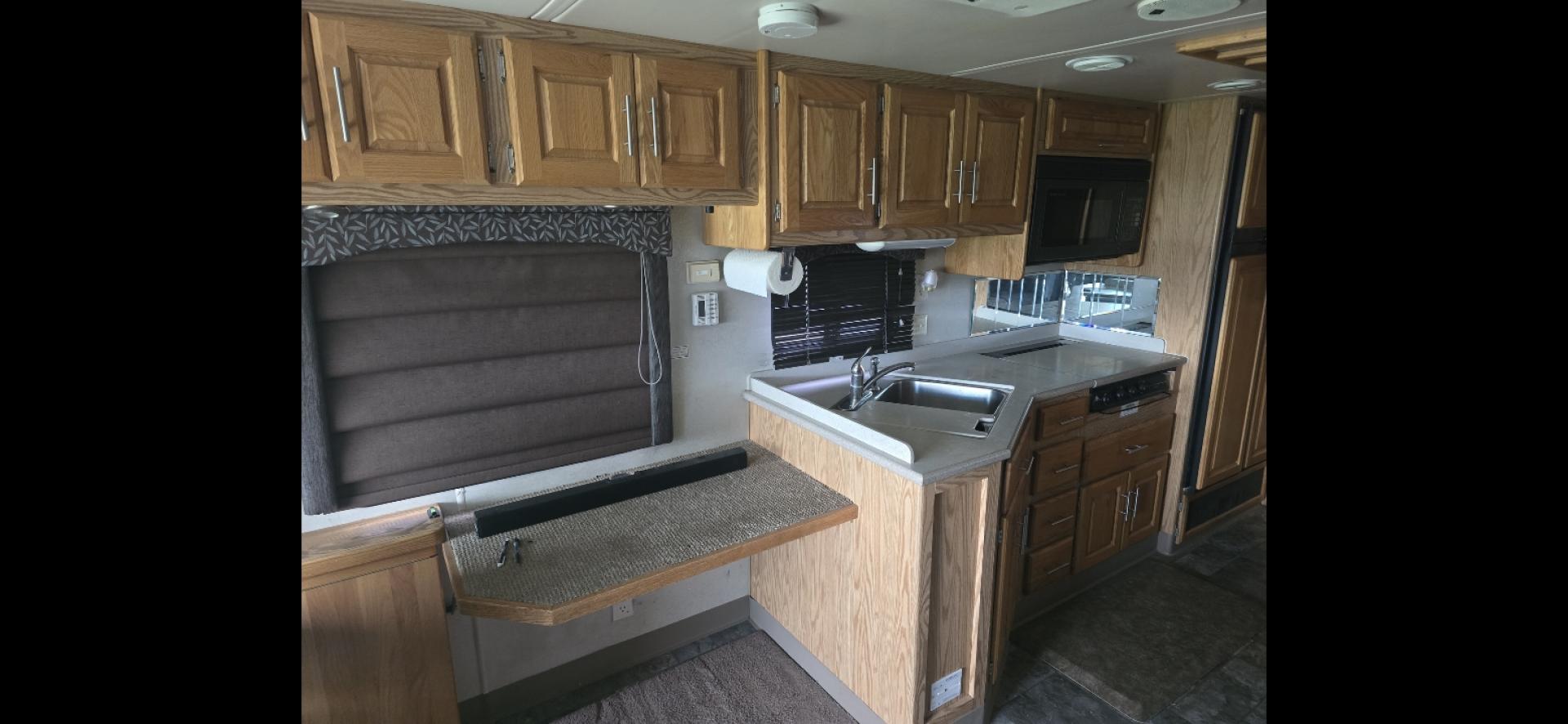 2002 White Holiday Rambler Endeavor , Automatic transmission, located at 923 US HWY 87 E., Billings, MT, 59101, (406) 245-0456, 45.795788, -108.451881 - 2002 Holiday Endeavor Diesel Pusher Located in Billings MT $38,900 This is an extremely nice clean Class A motor home with 2 slides and only 65,088 miles. 3 Owners with most recent at 5 years. 330 hsp Cummins and 6 speed Allison tranny. Backup camera, leveling jacks, 7500 Onan generator, d - Photo#5