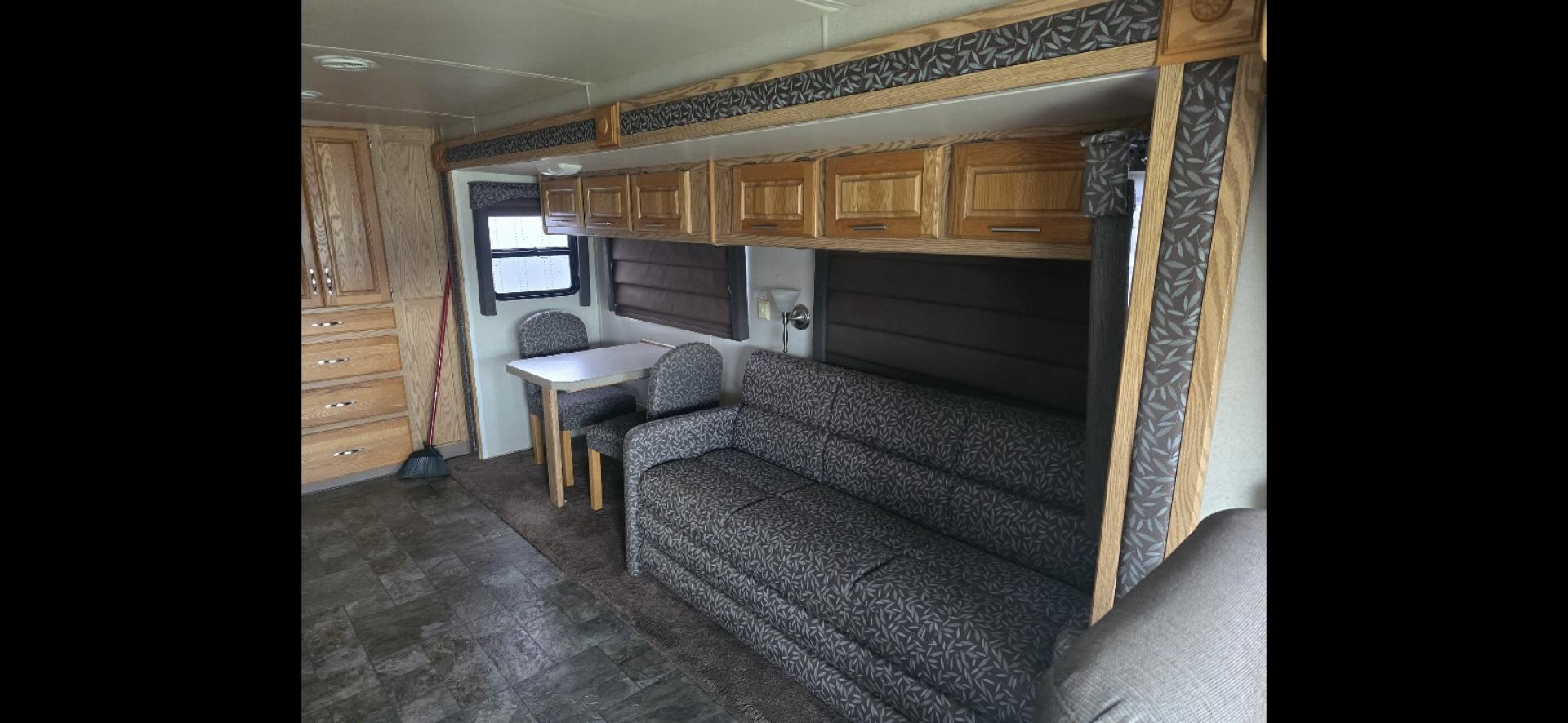 2002 White Holiday Rambler Endeavor , Automatic transmission, located at 923 US HWY 87 E., Billings, MT, 59101, (406) 245-0456, 45.795788, -108.451881 - 2002 Holiday Endeavor Diesel Pusher Located in Billings MT $38,900 This is an extremely nice clean Class A motor home with 2 slides and only 65,088 miles. 3 Owners with most recent at 5 years. 330 hsp Cummins and 6 speed Allison tranny. Backup camera, leveling jacks, 7500 Onan generator, d - Photo#4