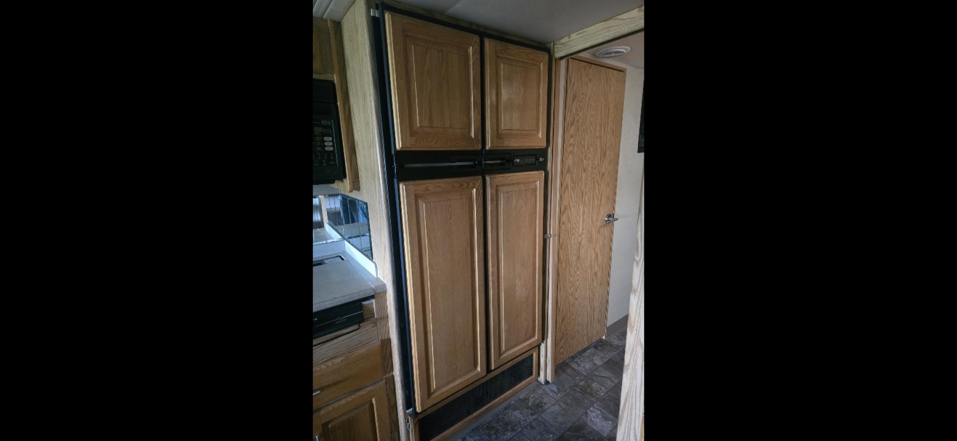 2002 White Holiday Rambler Endeavor , Automatic transmission, located at 923 US HWY 87 E., Billings, MT, 59101, (406) 245-0456, 45.795788, -108.451881 - 2002 Holiday Endeavor Diesel Pusher Located in Billings MT $38,900 This is an extremely nice clean Class A motor home with 2 slides and only 65,088 miles. 3 Owners with most recent at 5 years. 330 hsp Cummins and 6 speed Allison tranny. Backup camera, leveling jacks, 7500 Onan generator, d - Photo#8