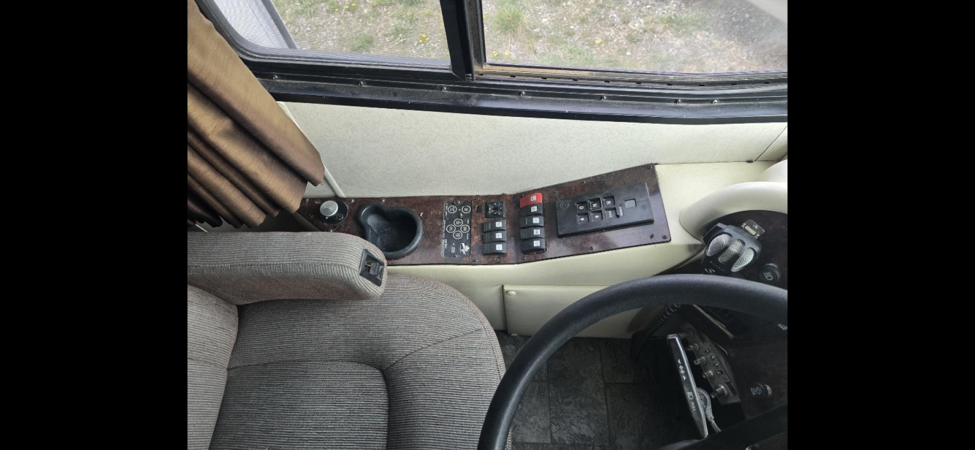 2002 White Holiday Rambler Endeavor , Automatic transmission, located at 923 US HWY 87 E., Billings, MT, 59101, (406) 245-0456, 45.795788, -108.451881 - 2002 Holiday Endeavor Diesel Pusher Located in Billings MT $38,900 This is an extremely nice clean Class A motor home with 2 slides and only 65,088 miles. 3 Owners with most recent at 5 years. 330 hsp Cummins and 6 speed Allison tranny. Backup camera, leveling jacks, 7500 Onan generator, d - Photo#7