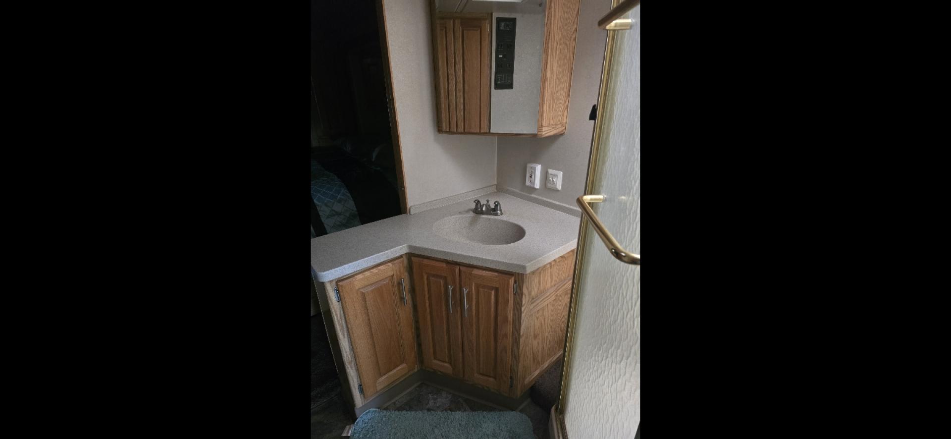 2002 White Holiday Rambler Endeavor , Automatic transmission, located at 923 US HWY 87 E., Billings, MT, 59101, (406) 245-0456, 45.795788, -108.451881 - 2002 Holiday Endeavor Diesel Pusher Located in Billings MT $38,900 This is an extremely nice clean Class A motor home with 2 slides and only 65,088 miles. 3 Owners with most recent at 5 years. 330 hsp Cummins and 6 speed Allison tranny. Backup camera, leveling jacks, 7500 Onan generator, d - Photo#11