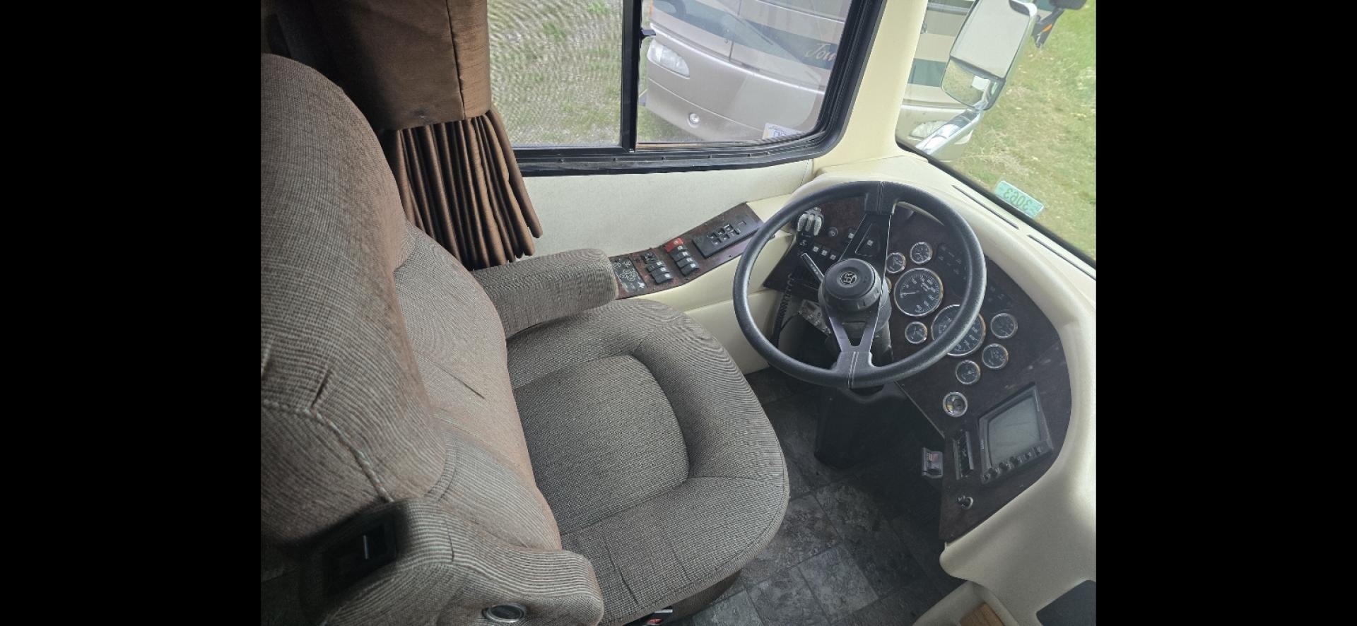 2002 White Holiday Rambler Endeavor , Automatic transmission, located at 923 US HWY 87 E., Billings, MT, 59101, (406) 245-0456, 45.795788, -108.451881 - 2002 Holiday Endeavor Diesel Pusher Located in Billings MT $38,900 This is an extremely nice clean Class A motor home with 2 slides and only 65,088 miles. 3 Owners with most recent at 5 years. 330 hsp Cummins and 6 speed Allison tranny. Backup camera, leveling jacks, 7500 Onan generator, d - Photo#6