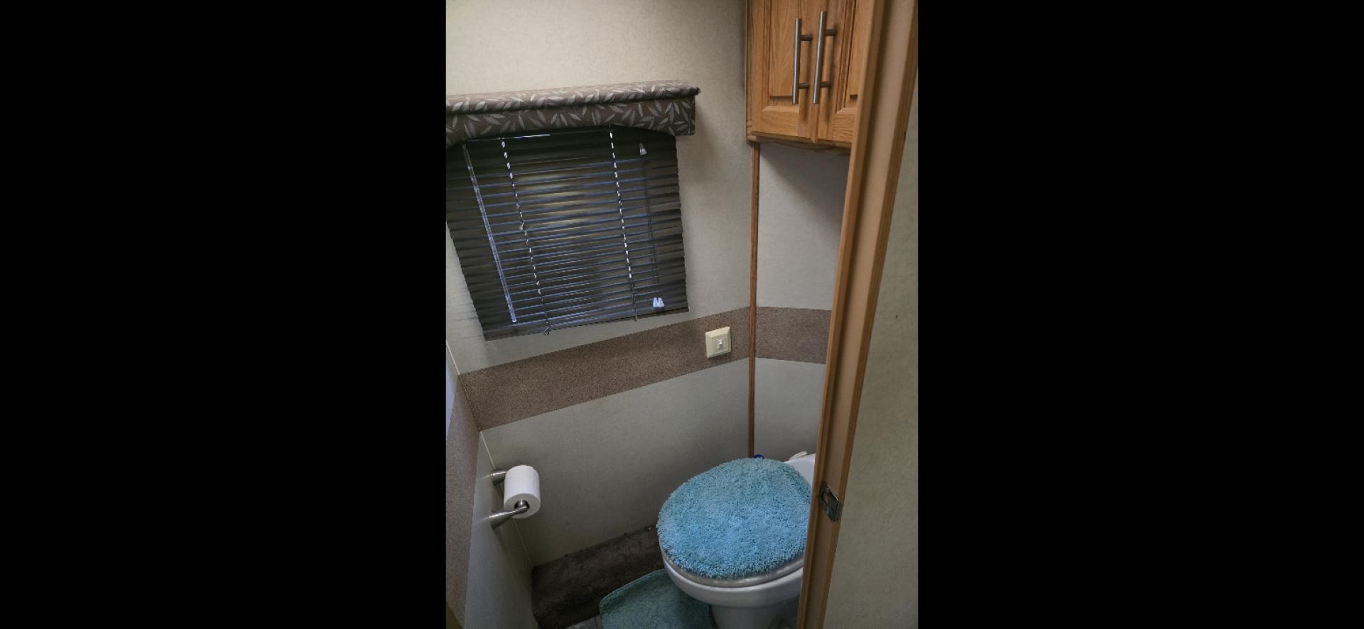 2002 White Holiday Rambler Endeavor , Automatic transmission, located at 923 US HWY 87 E., Billings, MT, 59101, (406) 245-0456, 45.795788, -108.451881 - 2002 Holiday Endeavor Diesel Pusher Located in Billings MT $38,900 This is an extremely nice clean Class A motor home with 2 slides and only 65,088 miles. 3 Owners with most recent at 5 years. 330 hsp Cummins and 6 speed Allison tranny. Backup camera, leveling jacks, 7500 Onan generator, d - Photo#12