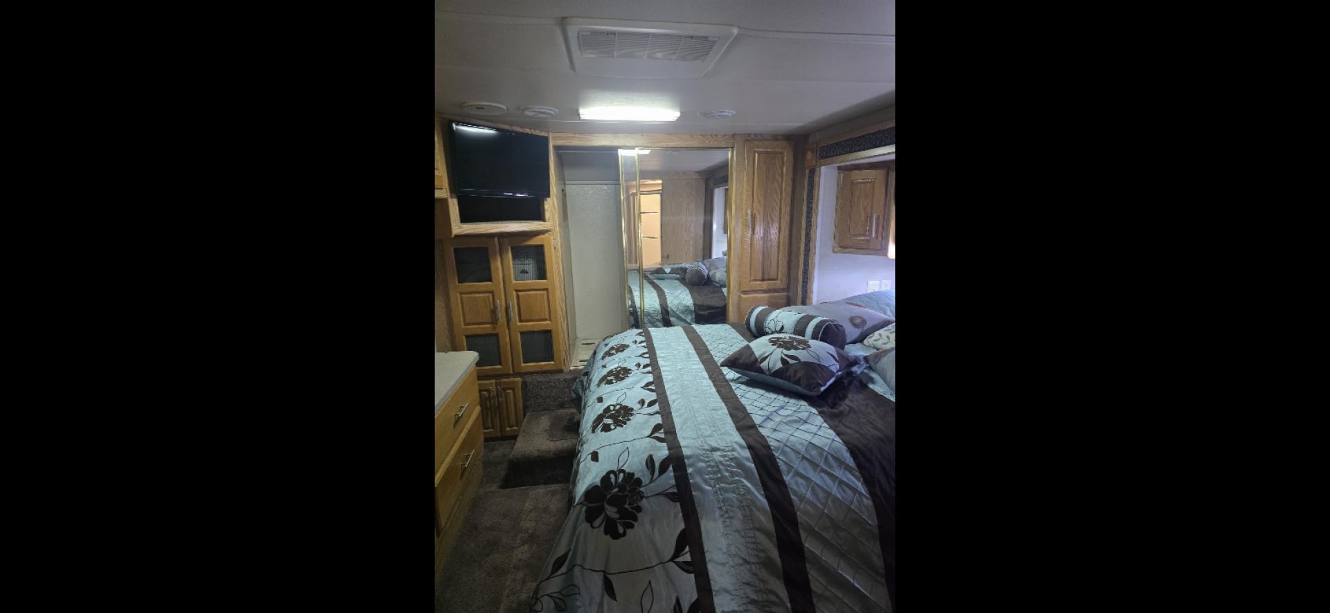 2002 White Holiday Rambler Endeavor , Automatic transmission, located at 923 US HWY 87 E., Billings, MT, 59101, (406) 245-0456, 45.795788, -108.451881 - 2002 Holiday Endeavor Diesel Pusher Located in Billings MT $38,900 This is an extremely nice clean Class A motor home with 2 slides and only 65,088 miles. 3 Owners with most recent at 5 years. 330 hsp Cummins and 6 speed Allison tranny. Backup camera, leveling jacks, 7500 Onan generator, d - Photo#15