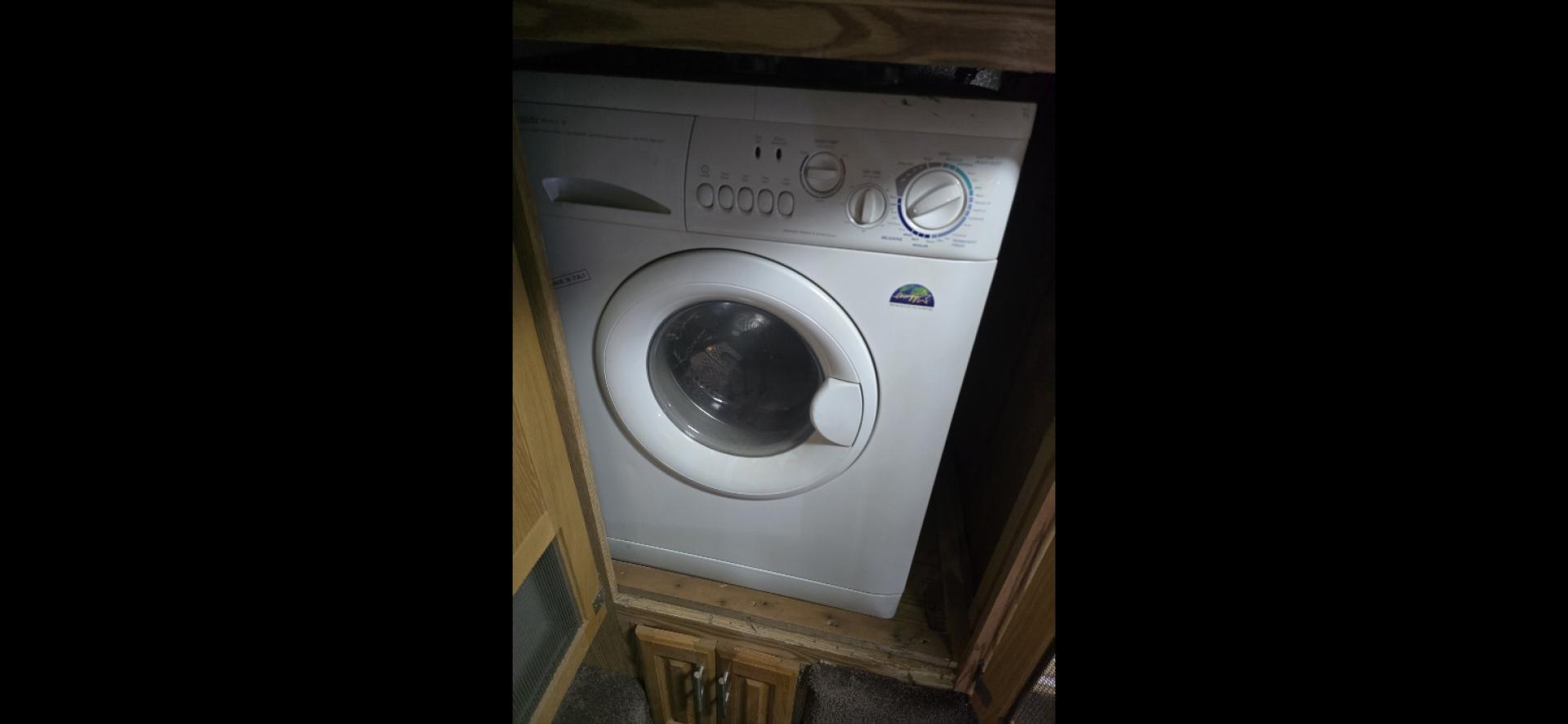 2002 White Holiday Rambler Endeavor , Automatic transmission, located at 923 US HWY 87 E., Billings, MT, 59101, (406) 245-0456, 45.795788, -108.451881 - 2002 Holiday Endeavor Diesel Pusher Located in Billings MT $38,900 This is an extremely nice clean Class A motor home with 2 slides and only 65,088 miles. 3 Owners with most recent at 5 years. 330 hsp Cummins and 6 speed Allison tranny. Backup camera, leveling jacks, 7500 Onan generator, d - Photo#17