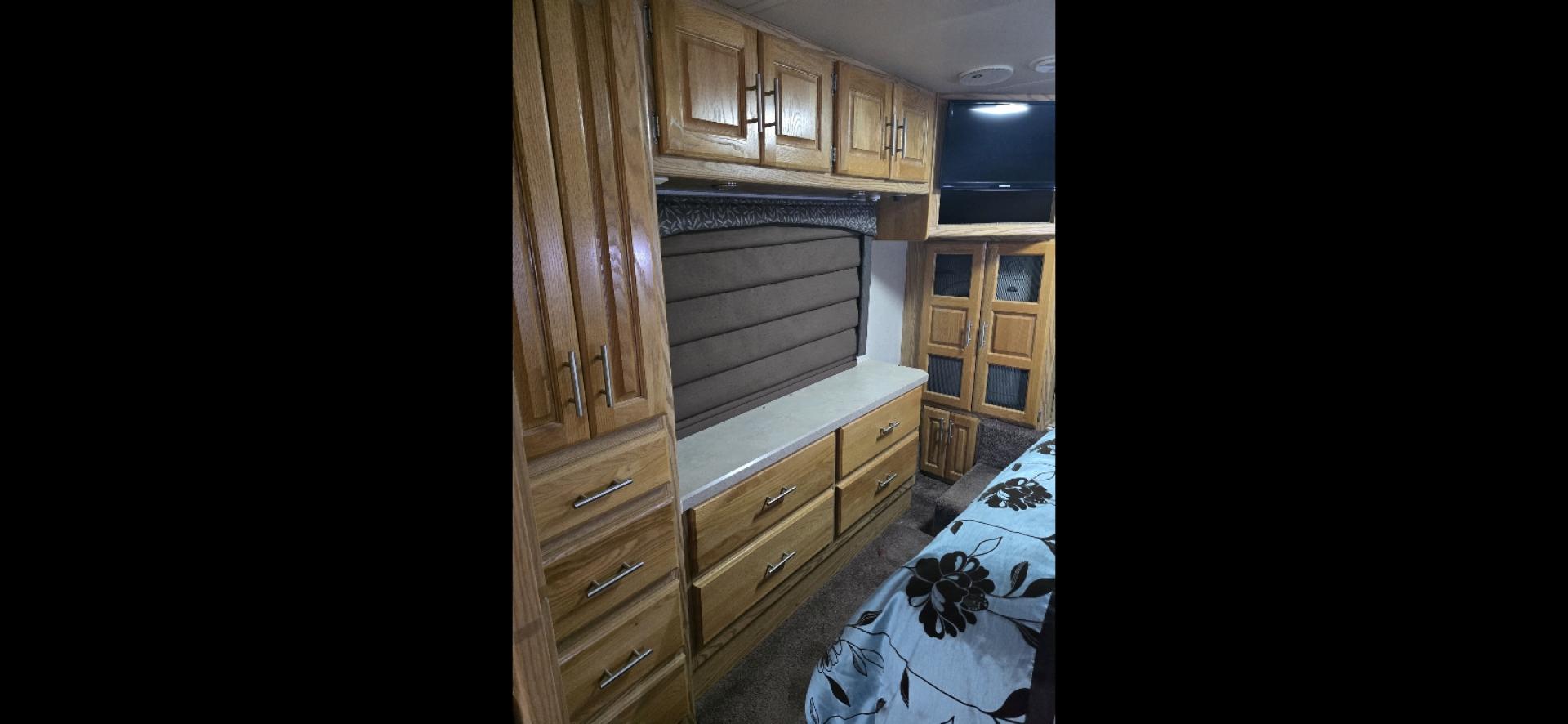 2002 White Holiday Rambler Endeavor , Automatic transmission, located at 923 US HWY 87 E., Billings, MT, 59101, (406) 245-0456, 45.795788, -108.451881 - 2002 Holiday Endeavor Diesel Pusher Located in Billings MT $38,900 This is an extremely nice clean Class A motor home with 2 slides and only 65,088 miles. 3 Owners with most recent at 5 years. 330 hsp Cummins and 6 speed Allison tranny. Backup camera, leveling jacks, 7500 Onan generator, d - Photo#16