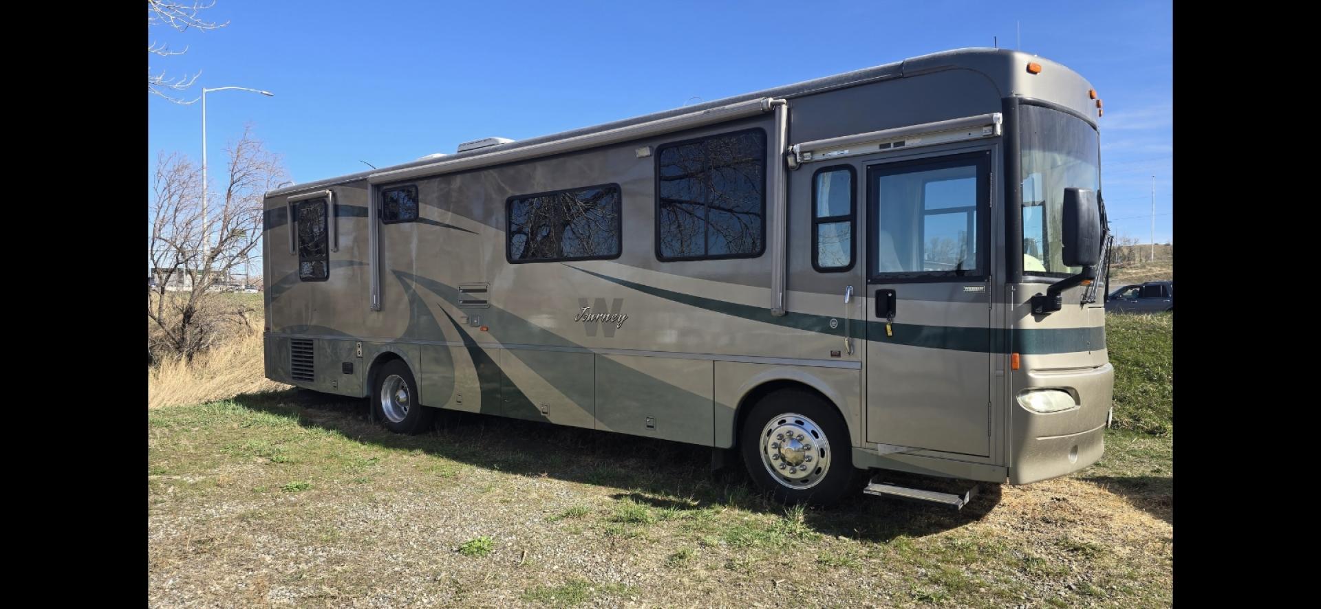 2004 Brown Winnebago Journey , located at 923 US HWY 87 E., Billings, MT, 59101, (406) 245-0456, 45.795788, -108.451881 - 2004 Winnebago Journey 34H Located in Billings MT $41,900 READY TO GO!!!! Nice 34' class A motor home with two slides, model 34H, 330 hsp cat diesel pusher, freightliner chassis, full body paint, 50,461 miles, wired for towing, backup camera, leveling jacks, four season, tires like new. WE C - Photo#3