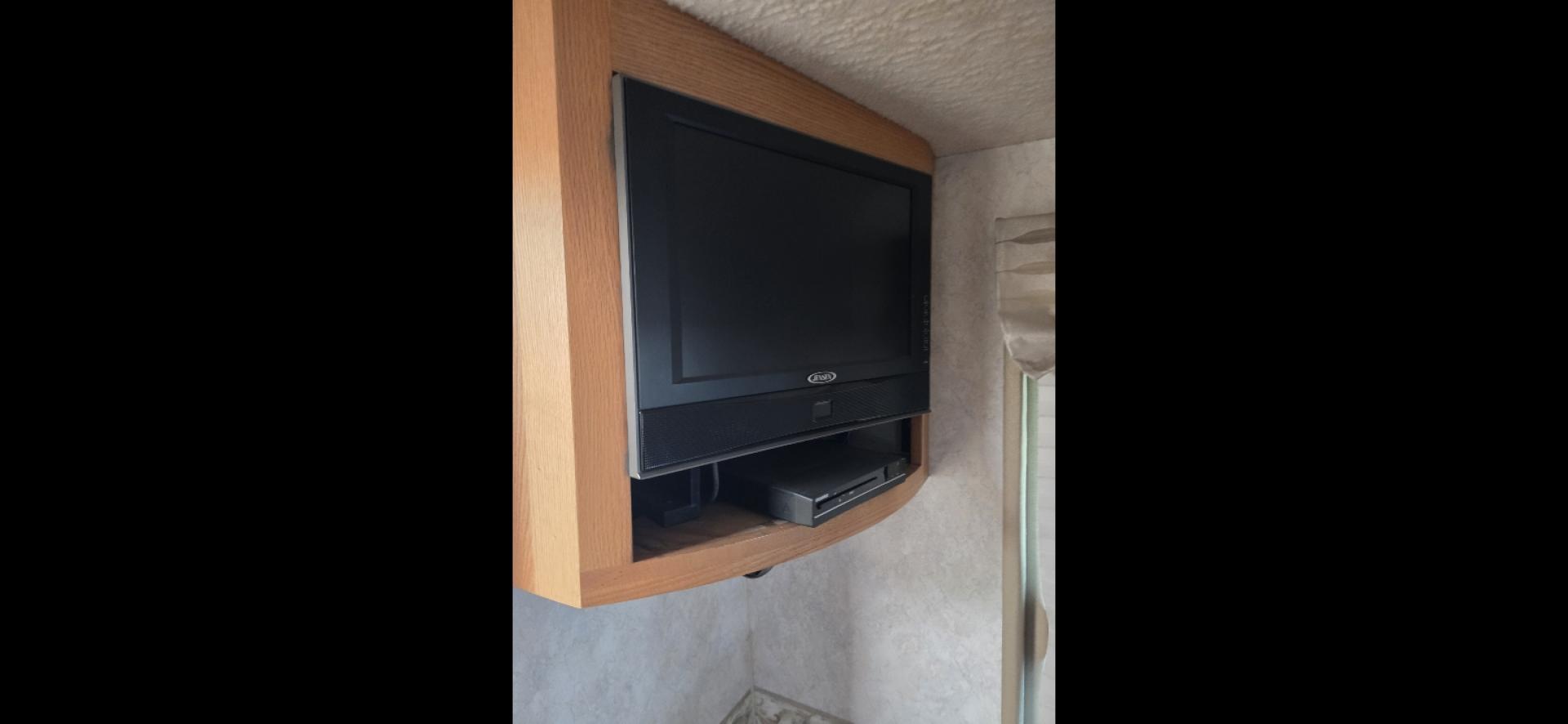 2004 Brown Winnebago Journey , located at 923 US HWY 87 E., Billings, MT, 59101, (406) 245-0456, 45.795788, -108.451881 - 2004 Winnebago Journey 34H Located in Billings MT $41,900 READY TO GO!!!! Nice 34' class A motor home with two slides, model 34H, 330 hsp cat diesel pusher, freightliner chassis, full body paint, 50,461 miles, wired for towing, backup camera, leveling jacks, four season, tires like new. WE C - Photo#17