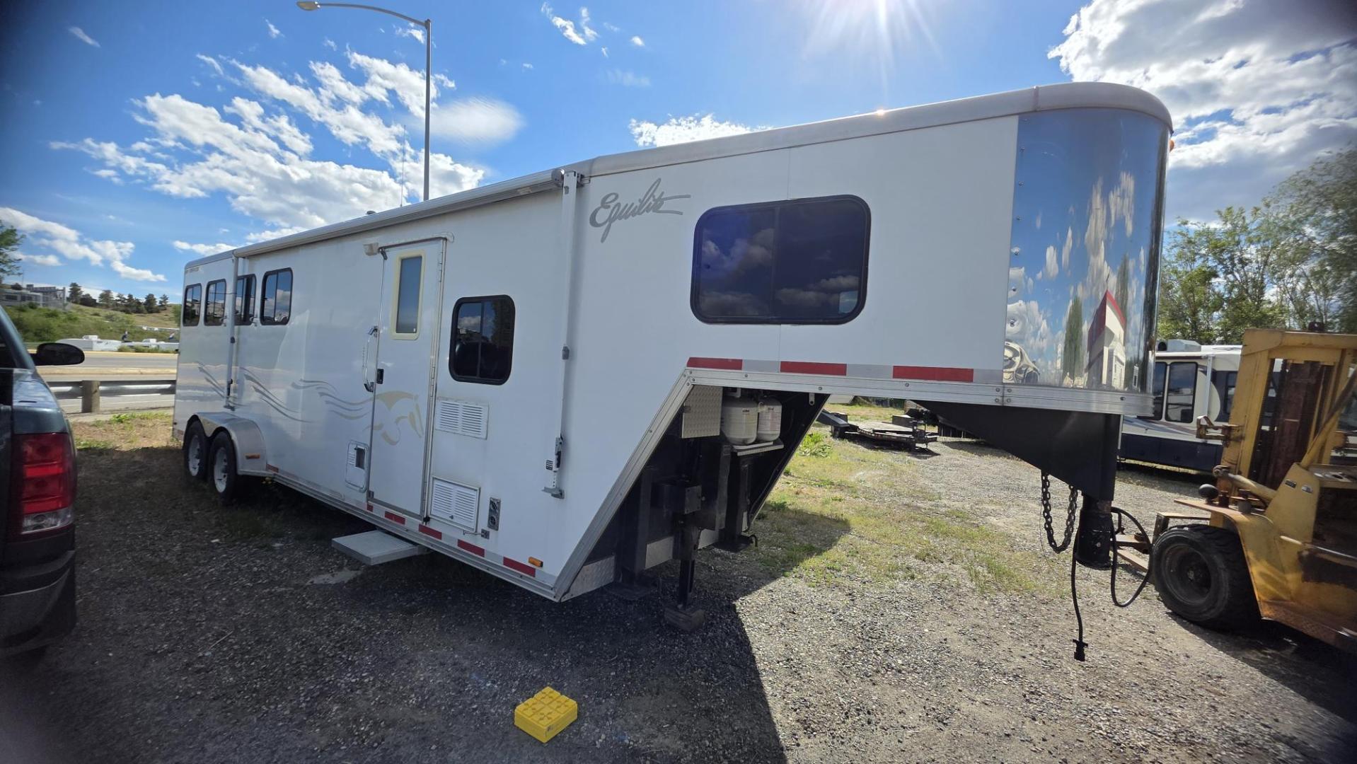 2006 Silver Merhow 4 Horse LQ , located at 923 US HWY 87 E., Billings, MT, 59101, (406) 245-0456, 45.795788, -108.451881 - 2006 Merhow 4 Horse w/slide Located in Billings MT $32,900 Locally owned MT trailer with 2 owners!! If you're wanting to do something recreational, besides horses, this is your trailer. The tack is removable. This is a super nice living quarter with a slide, 4 horse slant, 7' wide. Aluminum - Photo#1